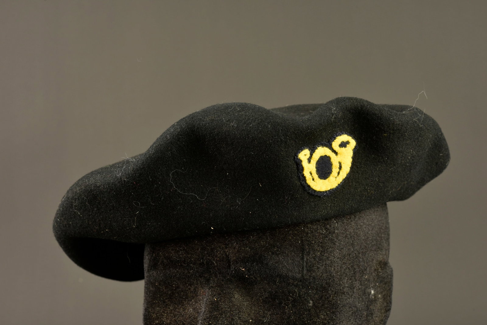 Tarte de chasseur alpin. Alpine Chasseur tarte beret.: Tarte de chasseur alpin. Tarte foulee en une seule piece de drap de laine bleue fonce d un diametre de 30cm et ne possedant aucune doublure. Cor de chasse du modele troupe realise en drap jonquille et