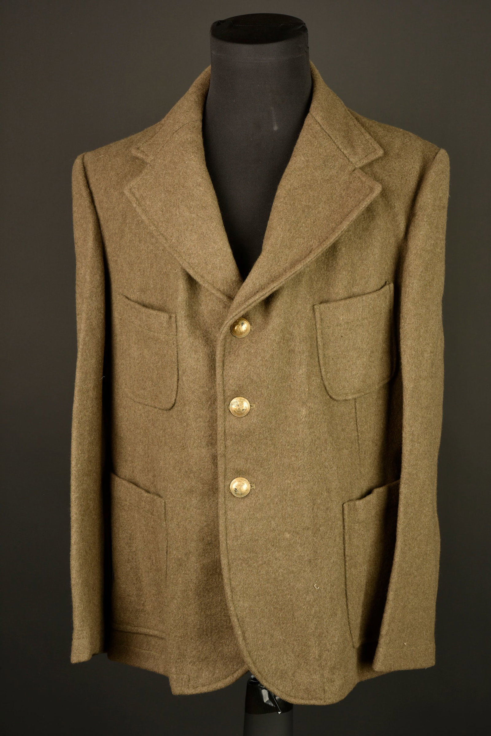 Veste de demobilise. Demobilized soldier’s jacket.: Veste de demobilise. Confectionnee en drap kaki, veste simplifiee a quatre poches sans rabat et se fermant a l aide de trois boutons remplaces posterieurement par des boutons de l infanterie