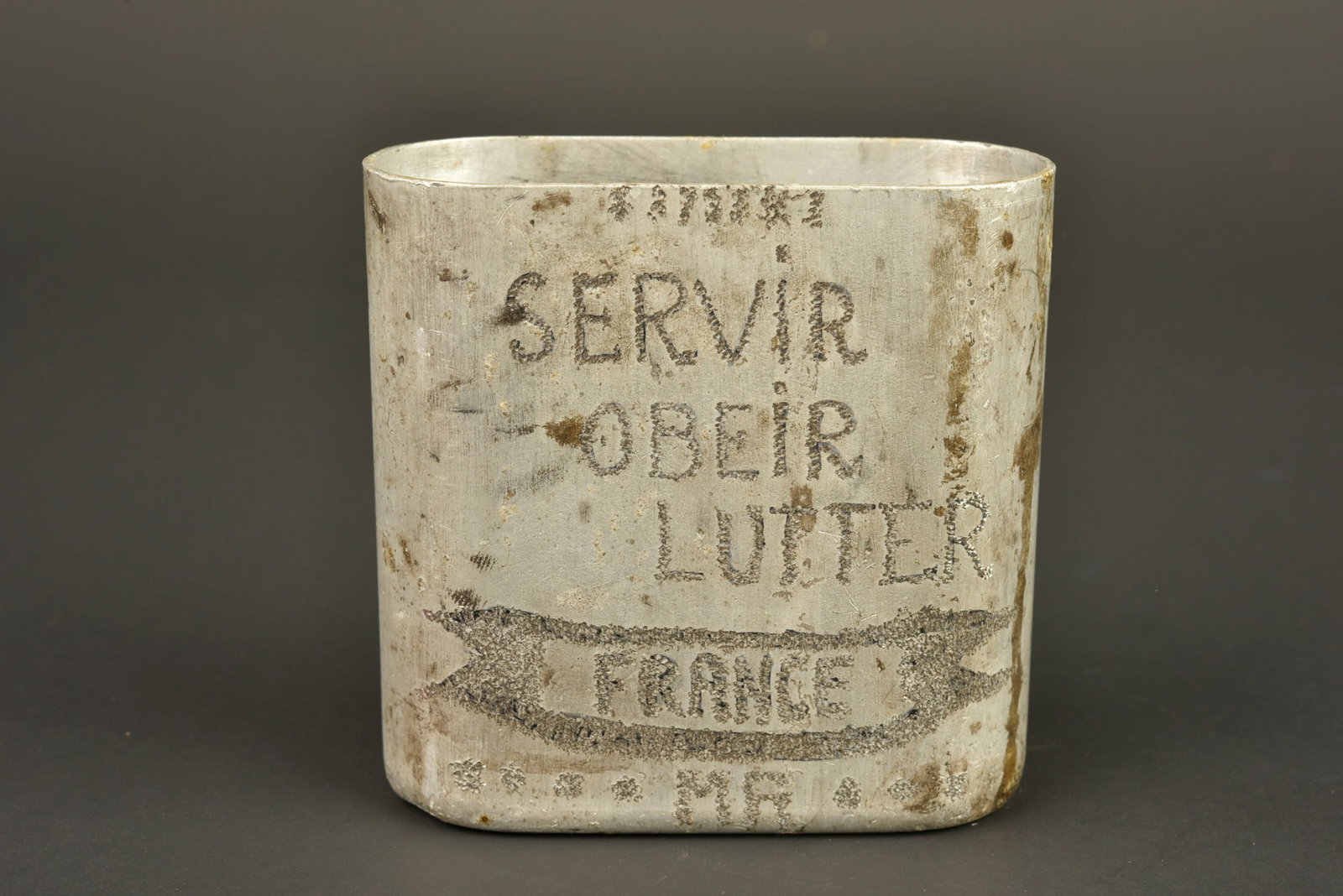 Quart 1935 grave du SOL. Model 1935 mess tin engraved to the SOL.: Quart 1935 grave du SOL. Quart en aluminium du modele 1935 fabrique en 1938 ayant appartenu a Raymond Massat, ce dernier y a grave la devise Servir Obeir Lutter ainsi que France dans un bandeau. Les