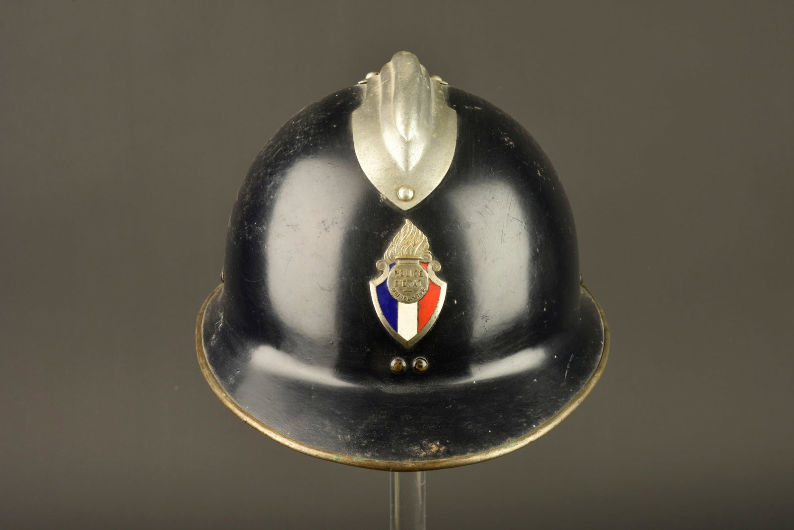 Casque Adrian 1926-36 Police d Etat. Adrian helmet 1926-36 State Police.: Casque Adrian 1926-36 Police d Etat. Casque modele 1926 modifie 1936, peinture lisse bleu nuit, jonc chrome, cimier en aluminium, attribut en metal emaille Police d Etat Seine et Oise. Ce type d
