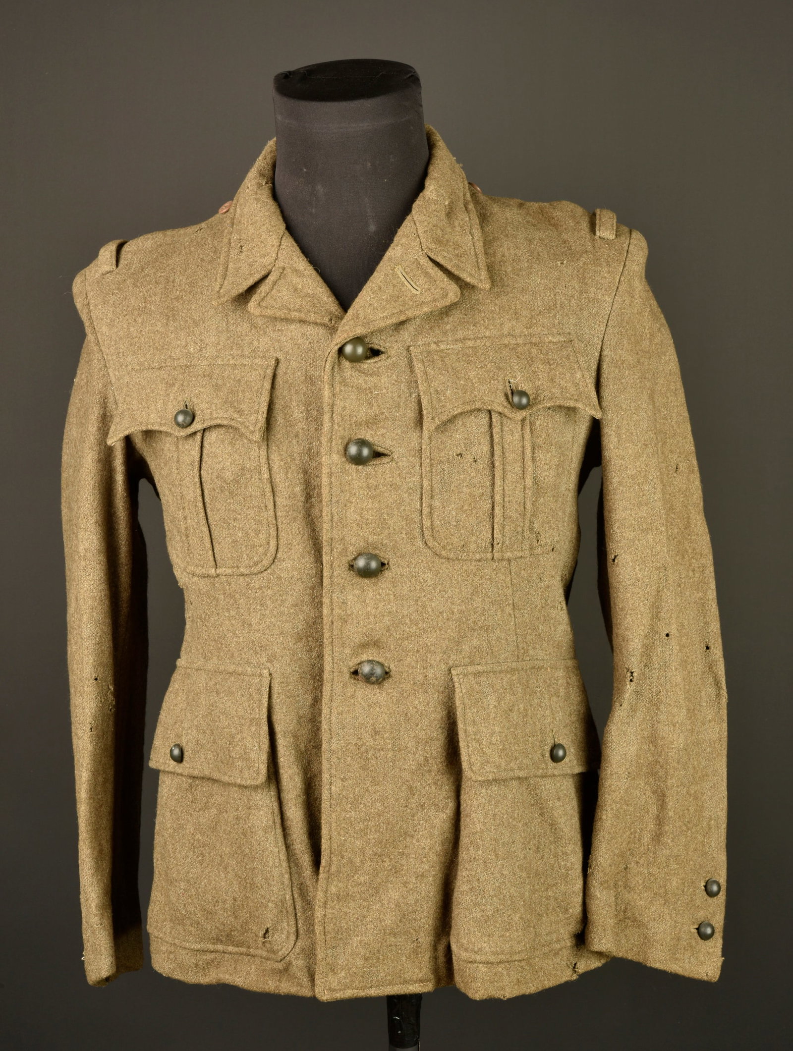 Vareuse 1941 Armistice. 1941 Armistice tunic.: Vareuse 1941 Armistice. Vareuse du modele troupe modele 1941 confectionne dans le drap caracteristique a ce modele et dans une teinte kaki gris. La veste se ferme par quatre boutons, passants d epaule
