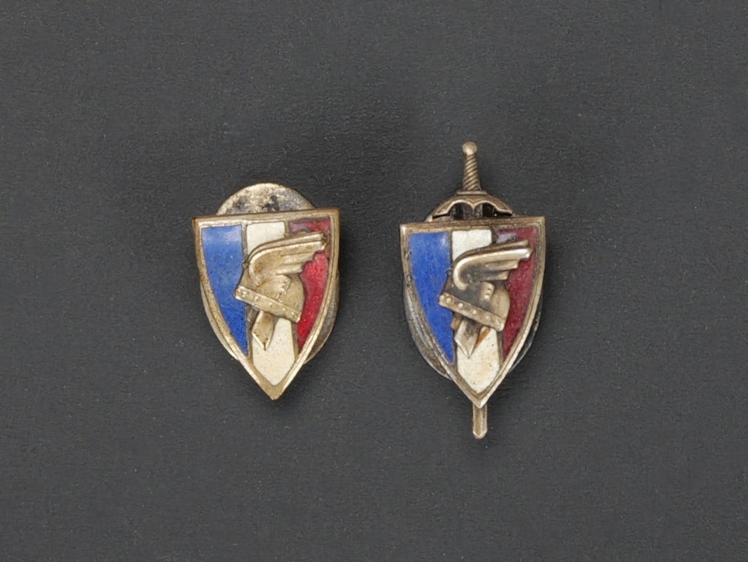 Insignes LFC. LFC insignias.: Insignes de la Legion Francaise des combattants. Comprenant un insigne boutonniere de la LFC et un insigne boutonniere des jeunes de la Legion. Tous deux en metal emailles. Fabrication J Decat ABREST 
