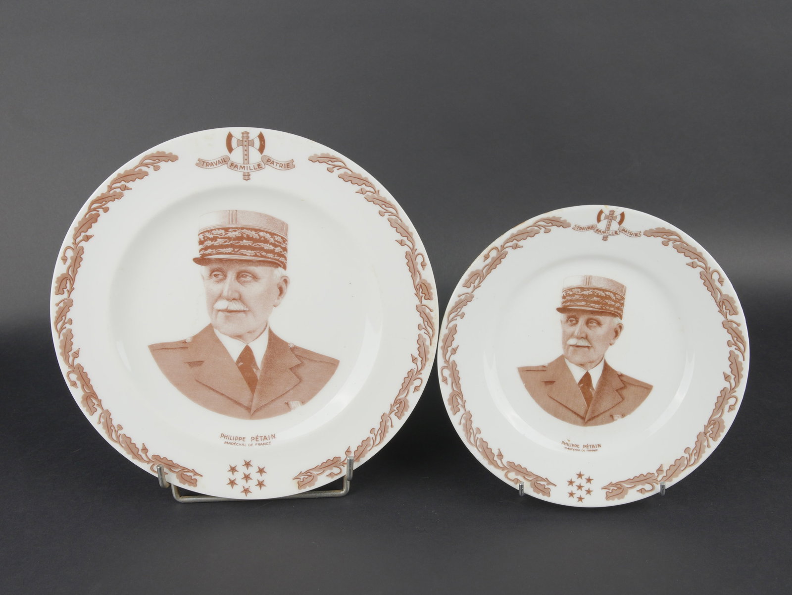 Assiette Marechal Petain. Marechal Petain plate.: Assiettes du Marechal Petain. Deux assiettes en ceramique blanche, representant le portrait du Marechal Petain. Deux tailles differentes. Diametres 27cm et 21,5 cm. Marquages OA254. Fabrication Limoge