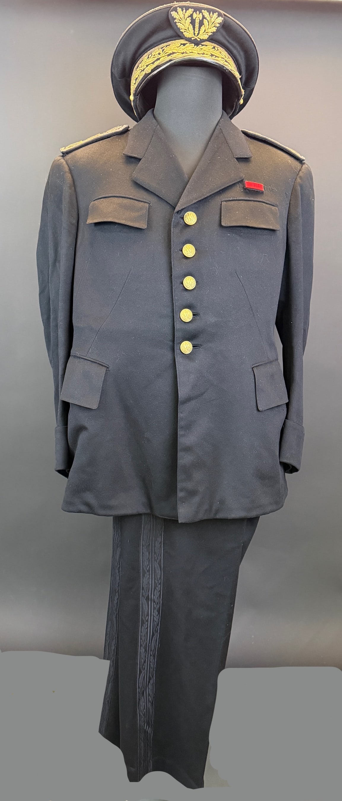 Uniforme du Prefet Emile Marchais.: Uniforme du Prefet Emile Marchais. Modele au reglement de 1941, comprenant une casquette drap noir, brodee de deux rangees de feuilles de chene sur le bandeau, correspondant au rang de Prefet. Jugulai