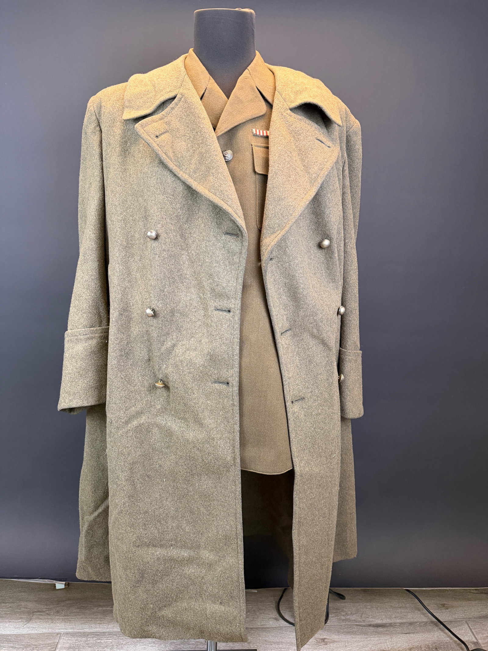 Vareuse d officier d intendance d Emile Marchais.: Vareuse d officier d intendance d Emile Marchais. En gabardine kaki, tous les boutons de l intendance sont presents. Trois rubans de decoration. Pas de grade apparent. Interieur en tissu soyeux marron