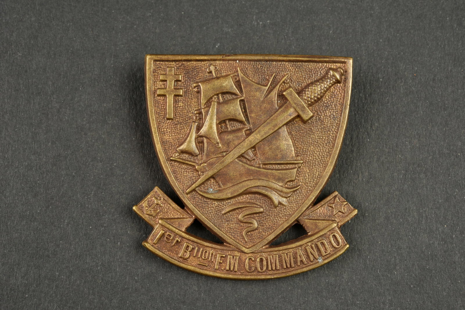 Insigne 1er BFMC numerote. Numbered insignia of the 1st BFMC.: Insigne 1er BFMC numerote. Insigne de beret du 1er bataillon de fusiliers marins commando fabrique par la maison Arthus Bertrand a Paris pour les commemorations du 30eme anniversaire du debarquement. 