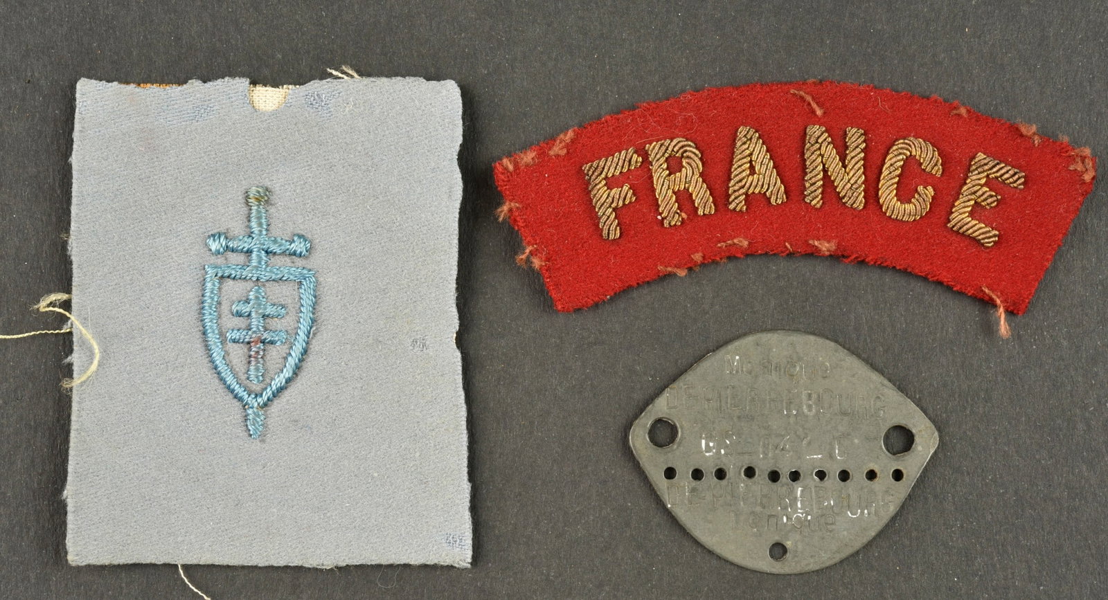 Volontaire feminine France Libre. Female volunteer of the Free French Forces.: Volontaire feminine France Libre. Comprenant une patte de col du corps des volontaires francaises de la France Libre jamais montee. Un titre d epaule France brode en cannetille dore sur drap rouge. Un