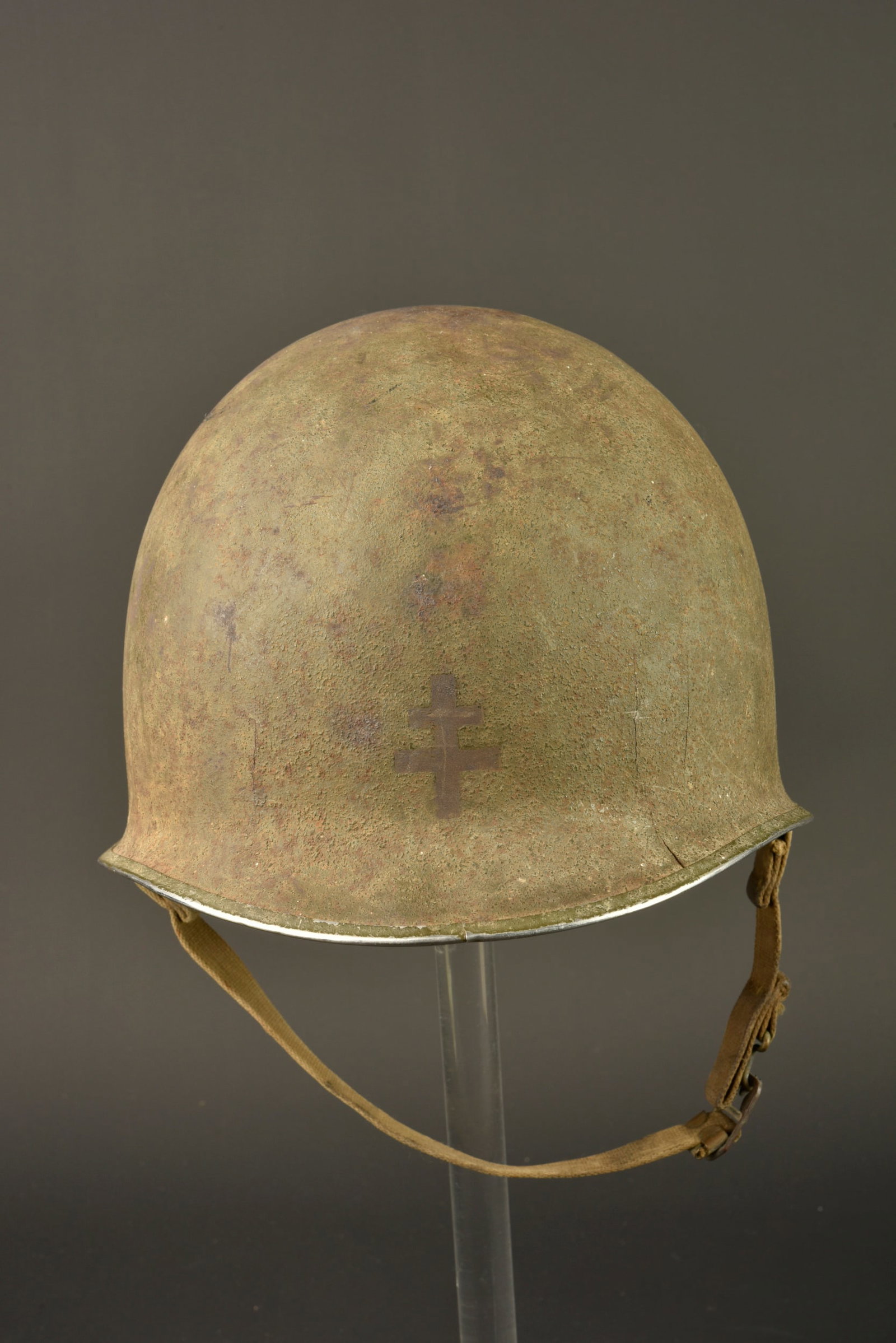 Casque US armee de Liberation. US helmet of the Liberation Army.: Casque US armee de Liberation. Casque USM1 a pontets fixes, peinture et cork d origine. A l avant du casque, une croix de Lorraine est gravee, ainsi qu un ecru en trois parties avec en son centre un p