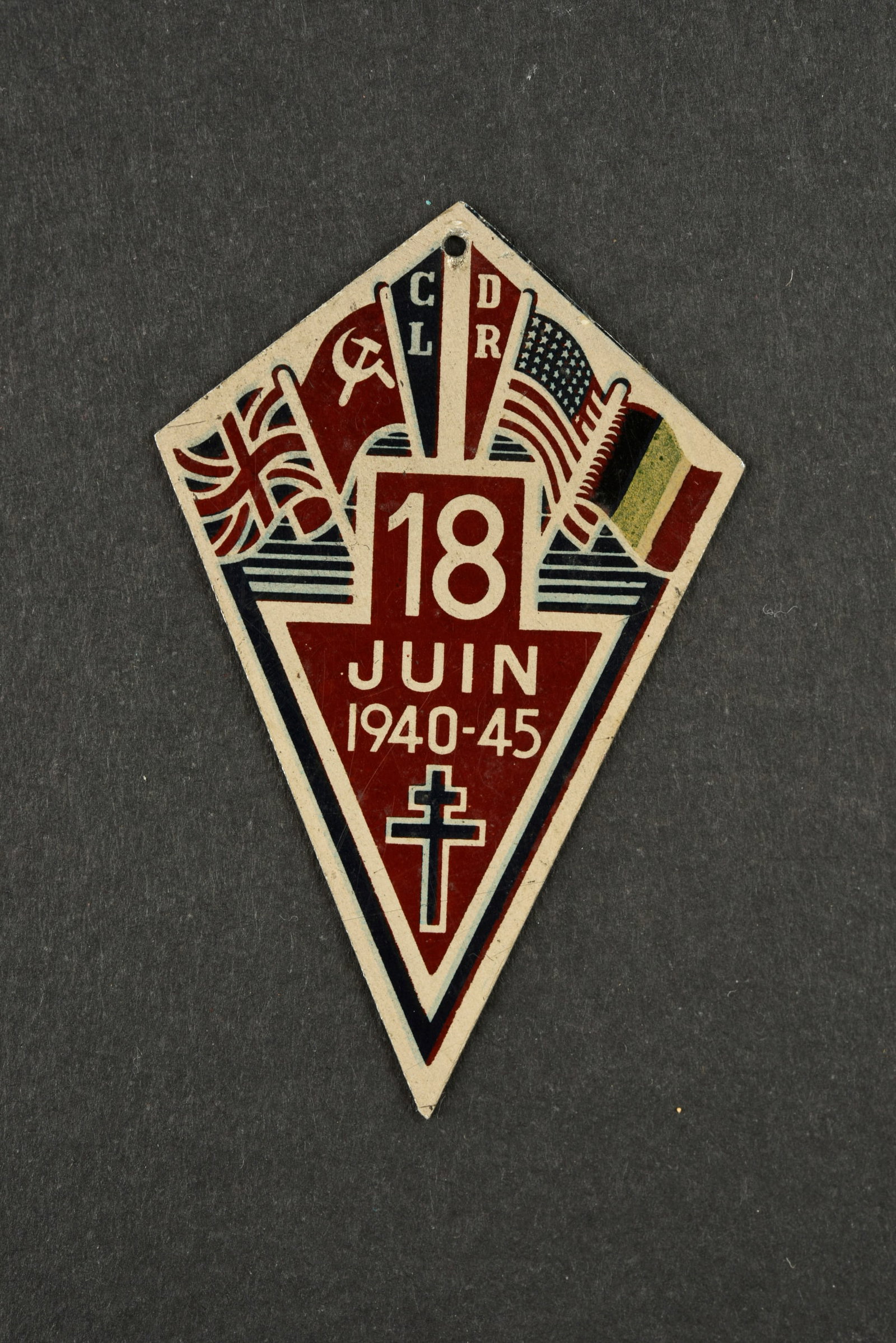 Insigne Resistance. Resistance insignia.: Insigne Resistance. Insigne losange en tole peinte possedant les drapeaux allies ainsi que la mention 18 juin 1940-45 surmontee des lettres CDLR correspondant a la formation Ceux De La Resistance qui 