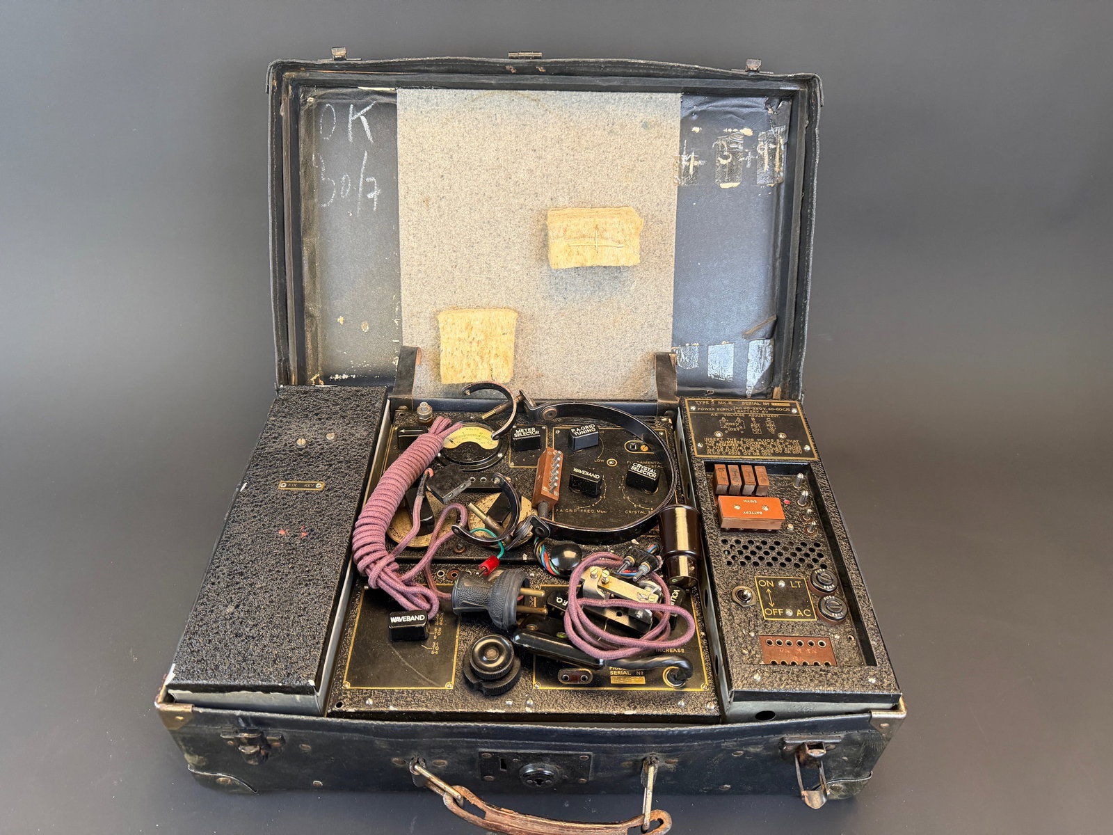 Valise radio Type 3/II. Type 3/II Radio Case.: Valise radio Type 3/II. Fabriquee a partir de 1942, la 3/II plus simplement surnommee B2 est l emetteur recepteur le plus livre et la plus connu des radios clandestines. Boite a accessoires possedant 
