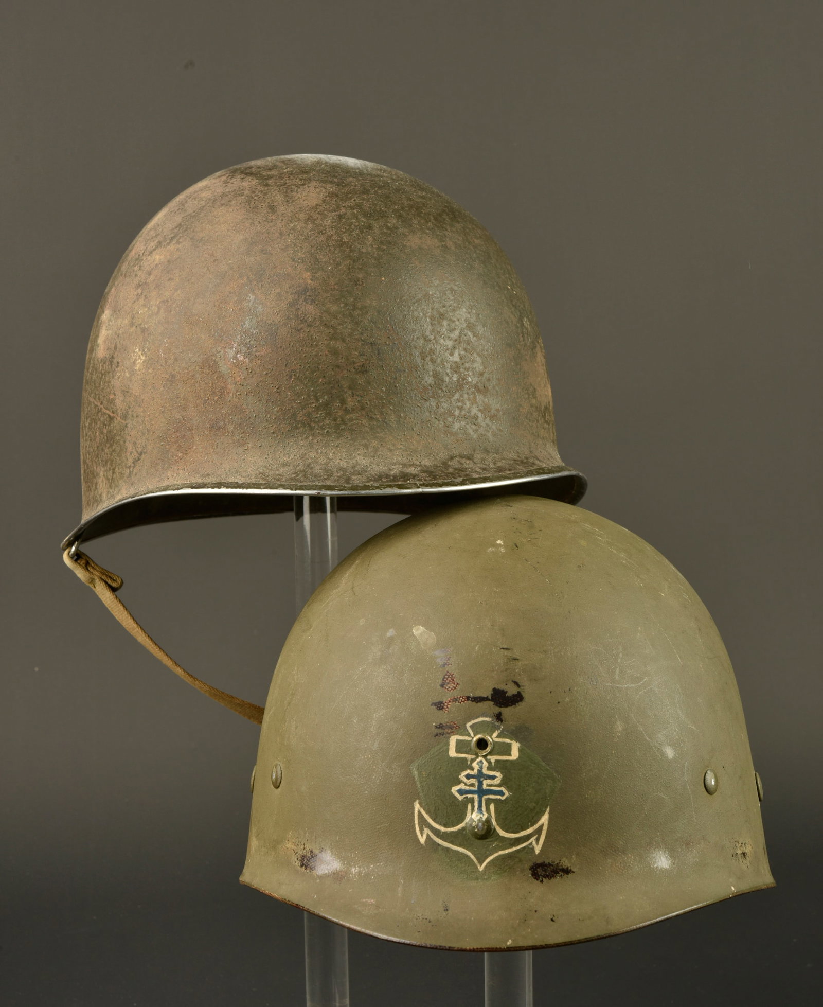 Casque US armee de Liberation. US helmet of the Liberation Army.: Casque US armee de Liberation. Casque USM1 a pontets fixes, peinture et cork d origines, jugulaire en toile OD3, numero de lot 673A. Au fond de la bombe le soldat a peint sa signature a la peinture bl