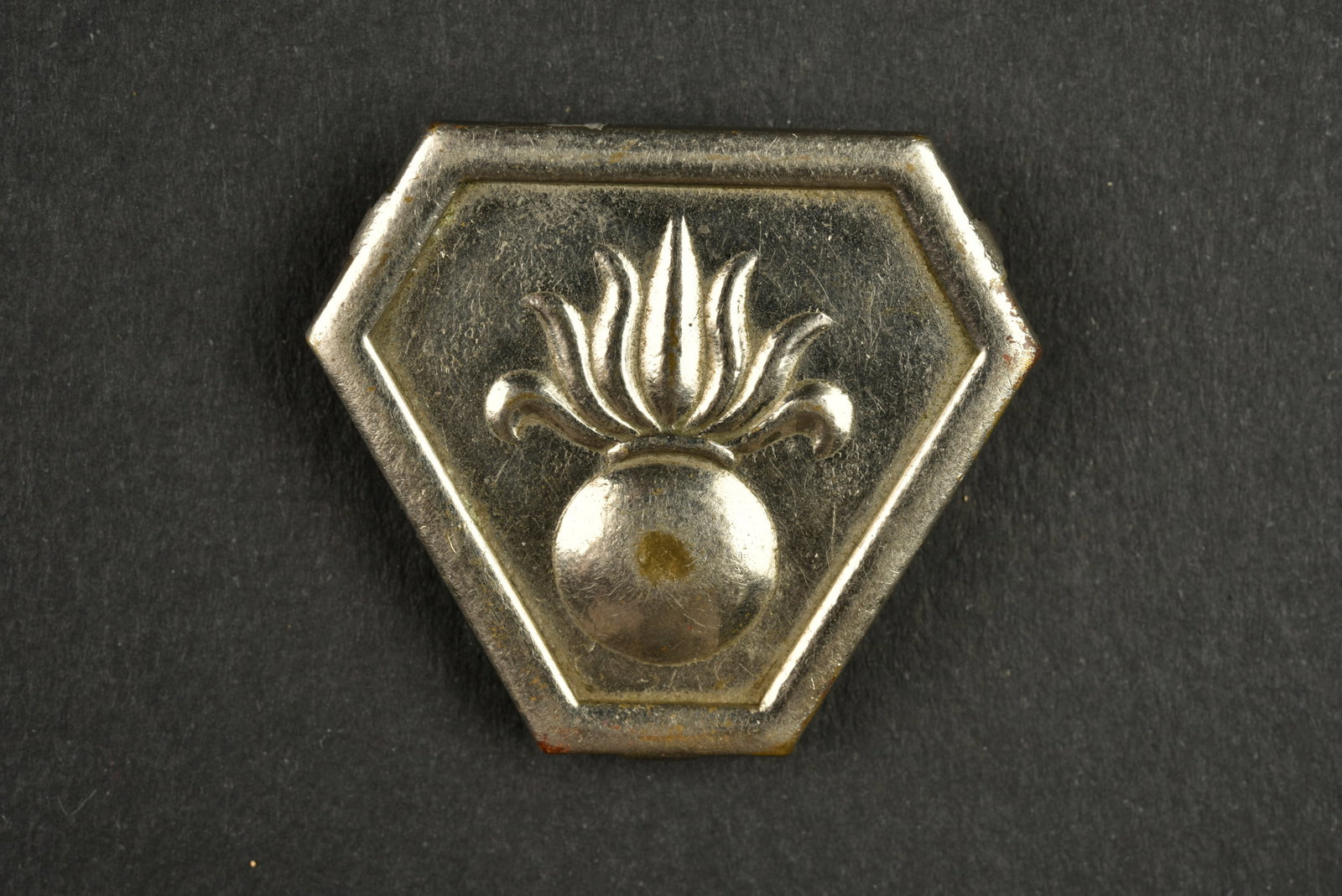 Insigne CEFI REC. CEFI REC insignia.: Insigne CEFI REC. Rare insigne de fabrication Nord Africaine du corps expeditionnaire francais en Italie specifique au regiment de cavalerie de la Legion Etrangere. Cet insigne est entierement argente
