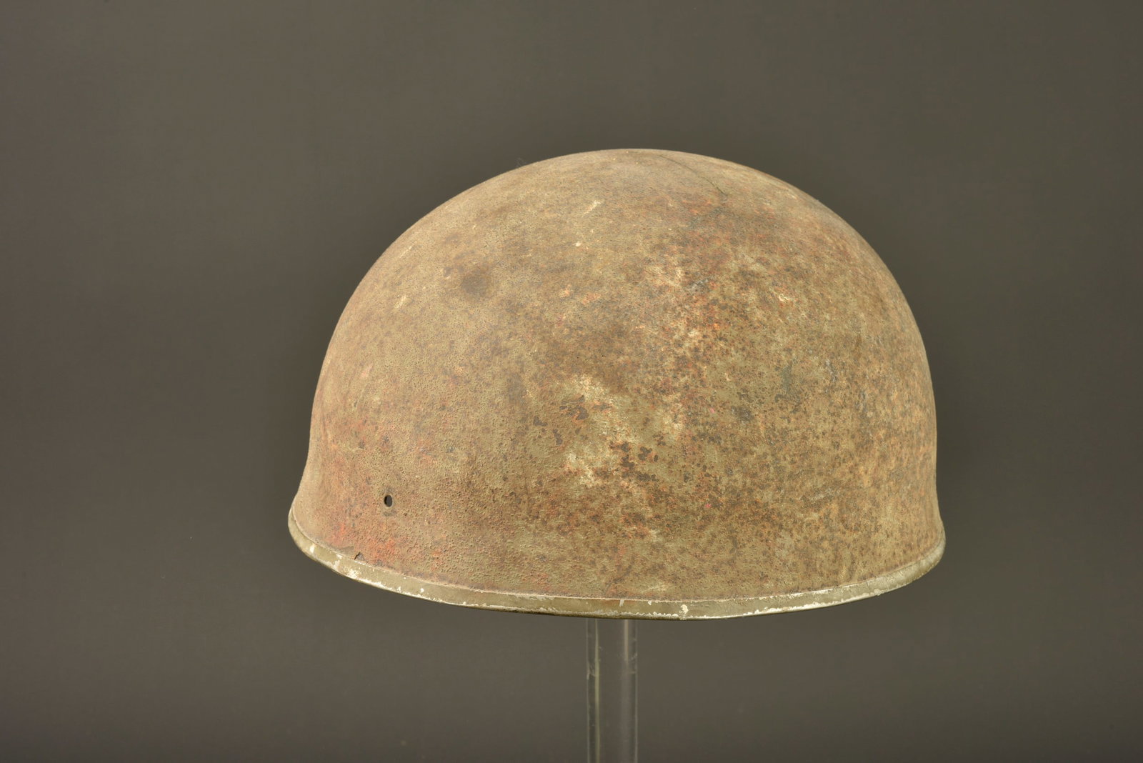 Coque de casque parachutiste MkII. Mk II paratrooper helmet shell.: Coque de casque parachutiste MkII. Bombe en acier, jonc en inox. Belle peinture d origine kaki d usine, taches de peinture blanches posterieures a l exterieur ainsi que dans tout le fond de la bombe. 