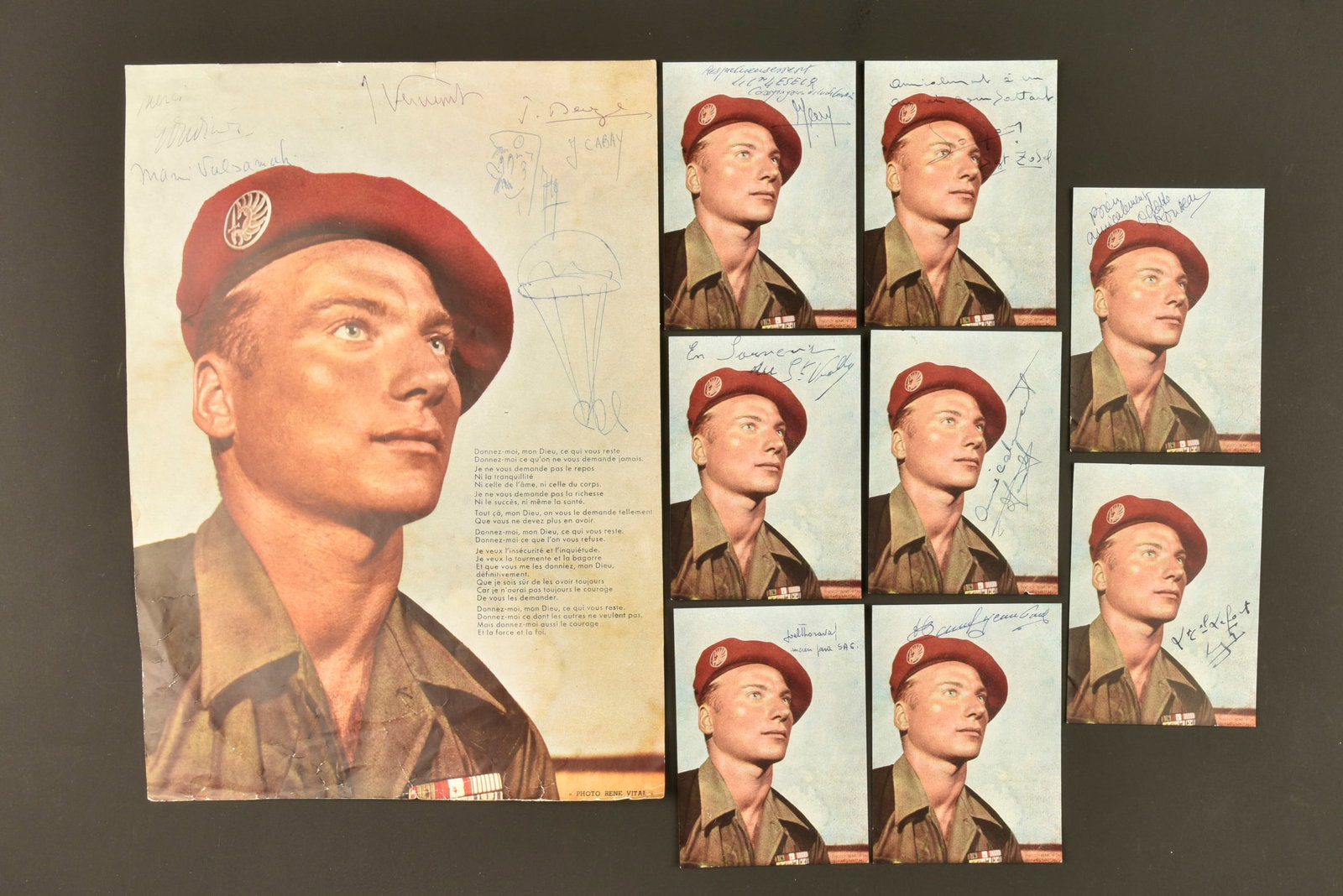 Ensemble d autographes de Parachutistes FFL. Grouping of autographs from Free French parachutists.: Ensemble d autographes de Parachutistes FFL. Ensemble comprenant 8 prieres du Para dedicacees dont certaines par Odette Rousseau (Une des rares femmes brevetees Parachutiste Militaire en 1951), Joel T