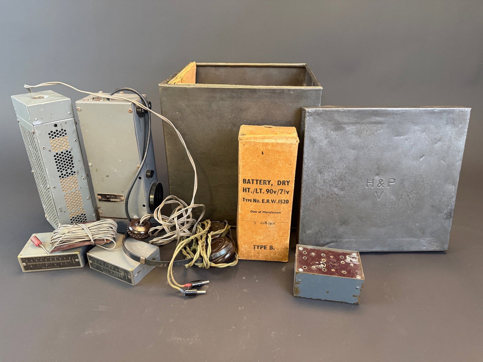 Poste radio emetteur recepteur Biscuit MCR1. Biscuit MCR1 Transmitter-Receiver Radio Set.: Poste radio recepteur Britannique modele MCR1 dit "biscuit". L ensemble est compose du poste en peinture d origine de couleur bleu/gris, avec sa plaque metallique d origine portant l inscription MCR1,