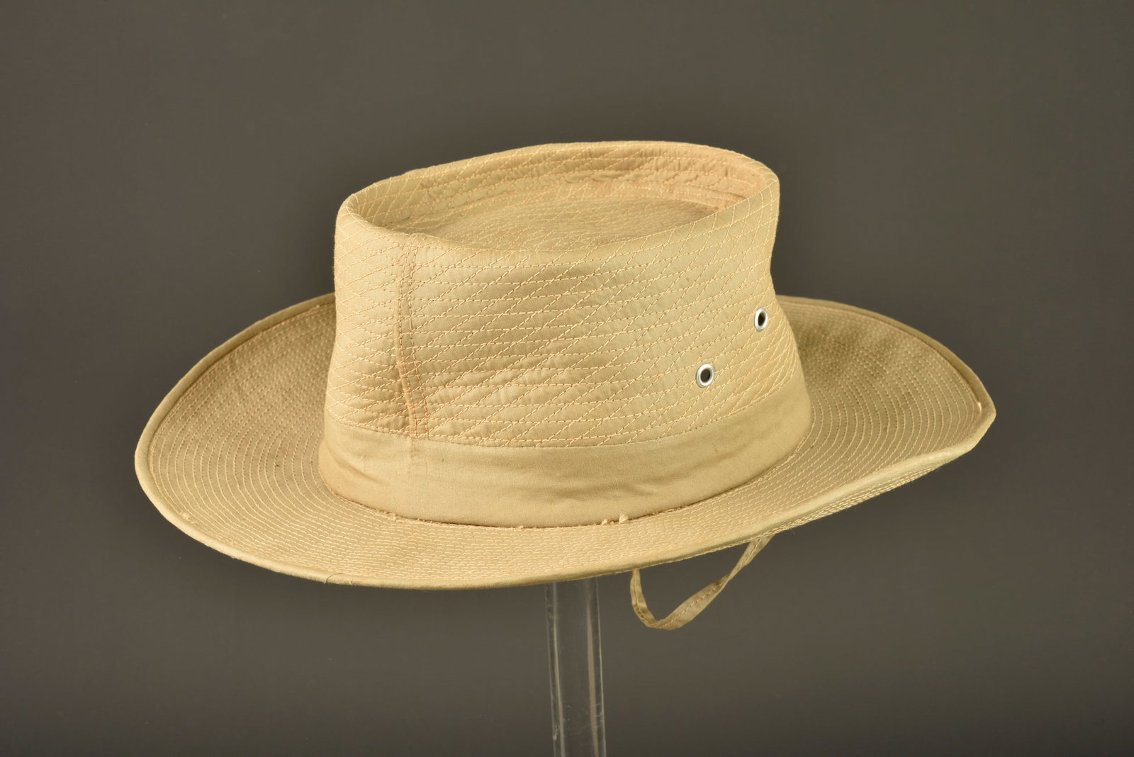 Chapeau de brousse fabrication tailleur Indochine. Tailor-made bush hat from Indochina.: Chapeau de brousse fabrication tailleur Indochine. Confectionne en fine toile kaki claire, possedant trois œillets en aluminium de chaque cote, jugulaire d origine confectionnee dans le meme tissu. A