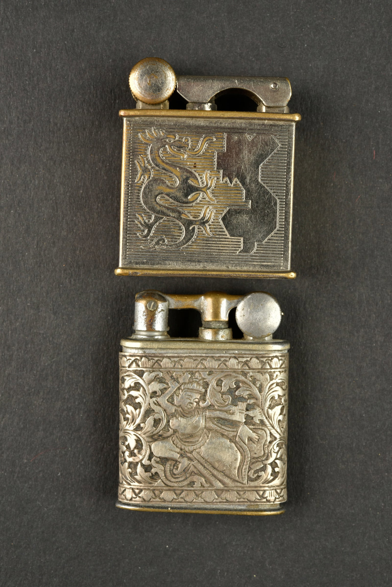 Ensemble de briquets Indochine. Grouping of Indochina lighters.: Ensemble de briquets Indochine. Comprenant un briquet fabrique par la firme Drago Paris Nice possedant sur une face l insigne emaille du 4eme RAC et sur l autre un Dragon s agrippant a la carte de l I