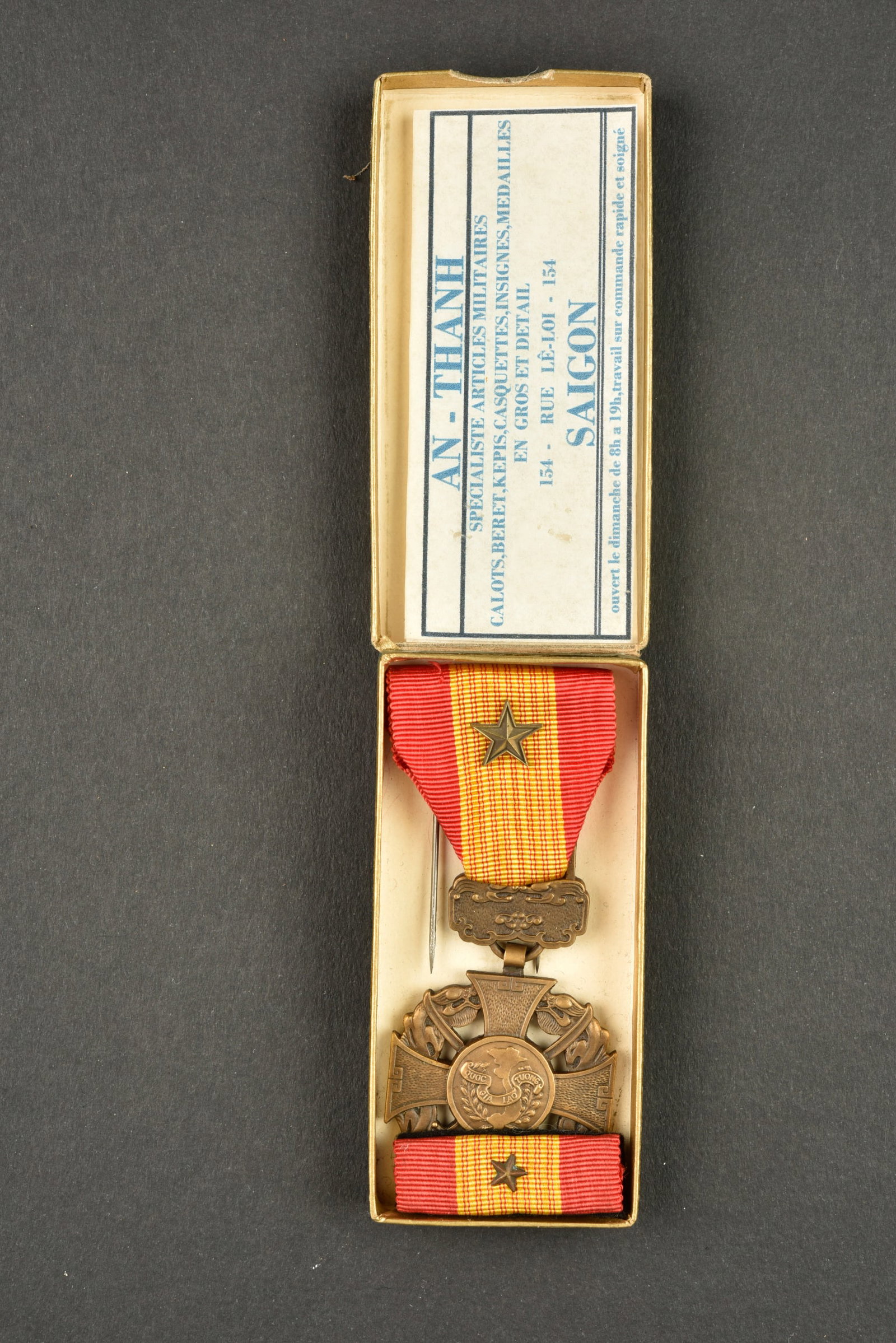 Croix de la bravoure Vietnamienne. Vietnamese Cross of Gallantry.: Croix de la bravoure Vietnamienne. Fabrication Extreme Orient possedant son ruban d origine, sa reduction en fabrication locale et se trouvant dans son ecrin d origine. Papier kraft d origine present 