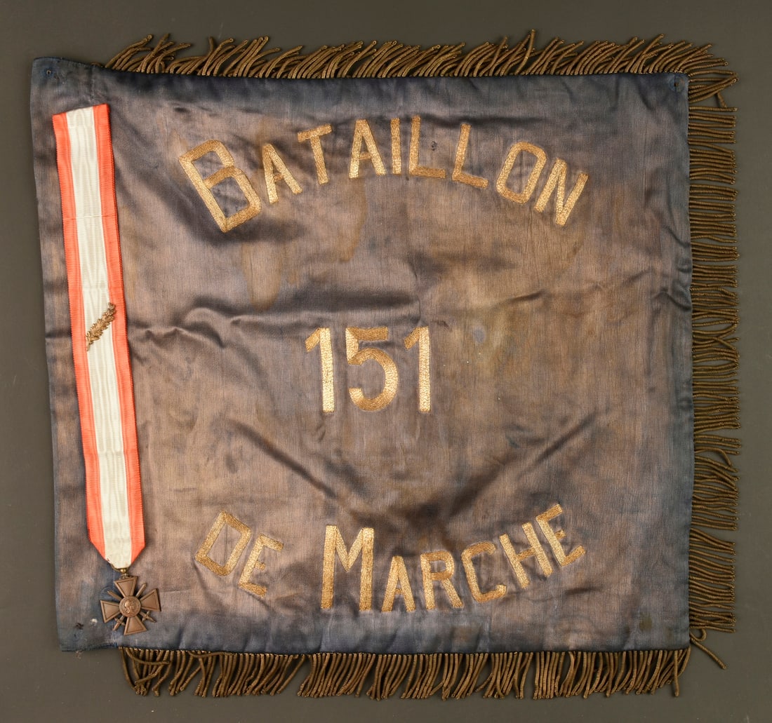 Fanion 151eme bataillon de marche. Pennant of the 151st March Battalion.: Fanion 151eme bataillon de marche. Fanion biface confectionne localement en Extreme Orient. Est brode sur une face au fil d or Bataillon 151 de Marche, sur l autre on retrouve une tour fortifiee