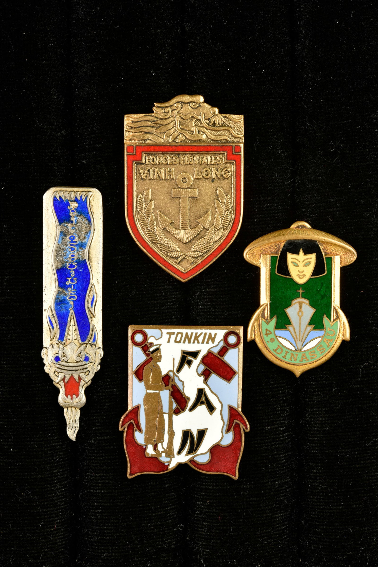 Ensemble d insignes marine Indochine. Grouping of French Navy insignia from Indochina.: Ensemble d insignes marine Indochine. Comprenant un insigne en metal emaille des forces amphibies du nord Tonkin, fabrication Arthus Bertrand Paris possedant un bolero sur le poincon. Insigne de l esc