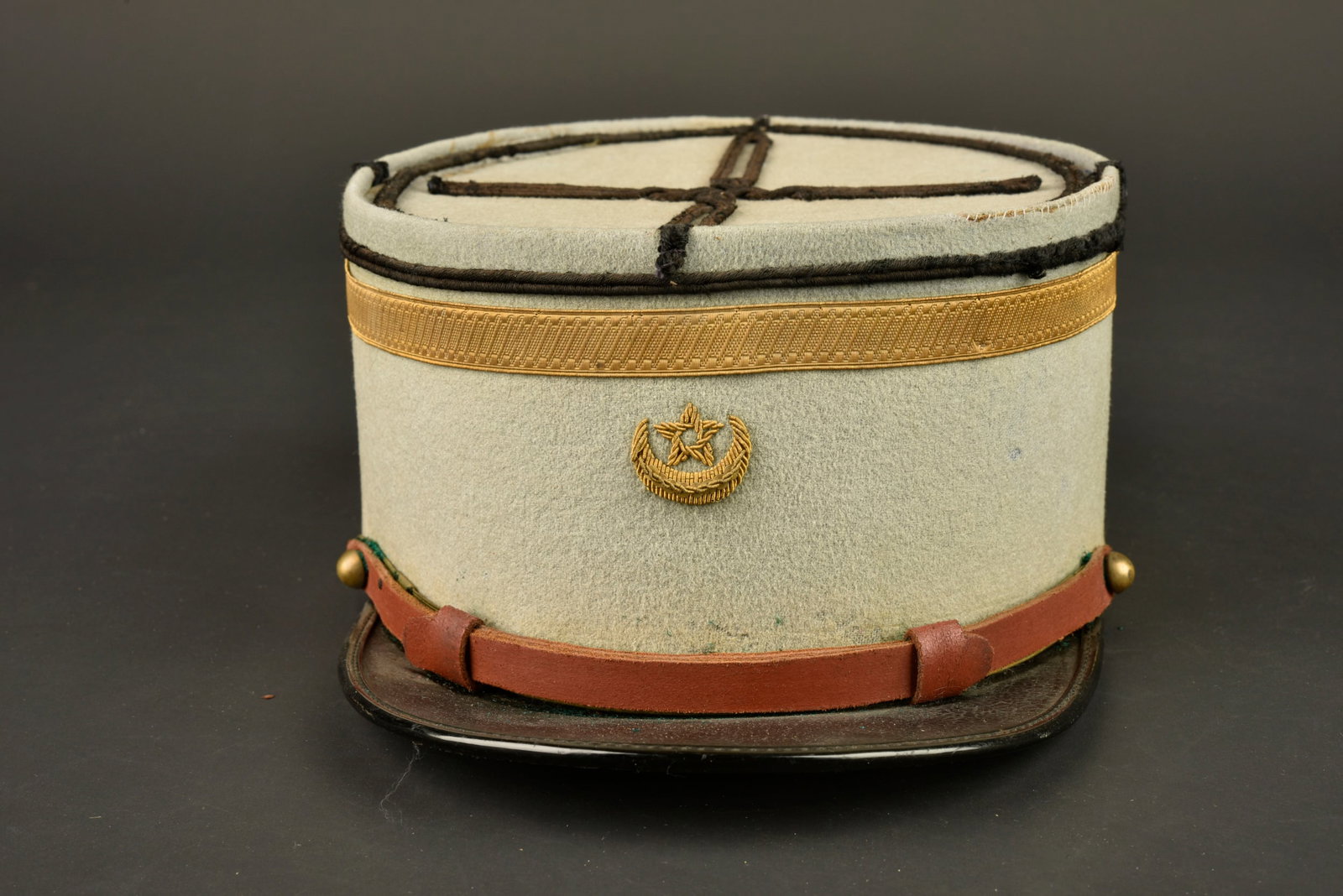 Kepi de Goumier. Goumier kepi.: Kepi de Goumier. Realise en drap bleu ciel, soutaches et tresses en soie noire, etoile cherifienne evidee et croissant plein brodes en cannetille. Fausse jugulaire doree surmontee d une seconde jugula