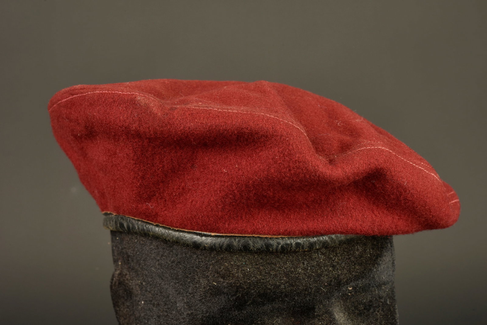 Beret parachutiste trois parties. Three-piece paratrooper beret. (1 of 4)
