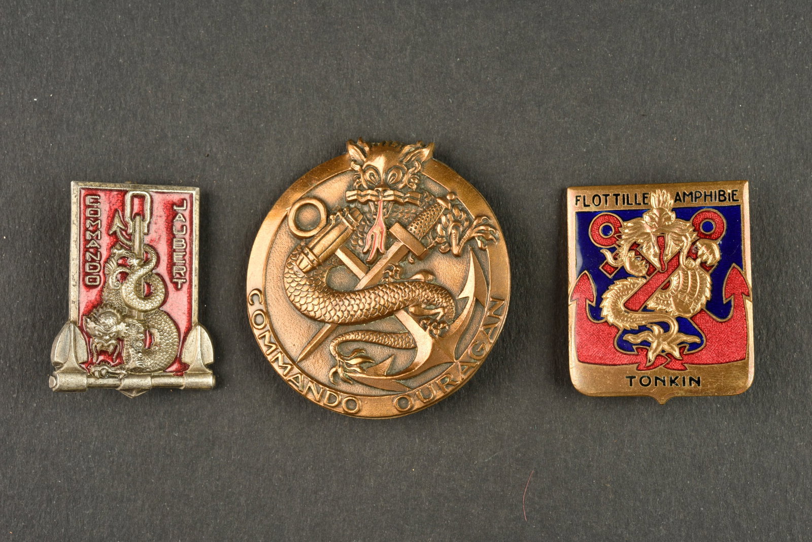 Ensemble insignes marine en Indochine. Grouping of French Navy insignia from Indochina. (1 of 2)