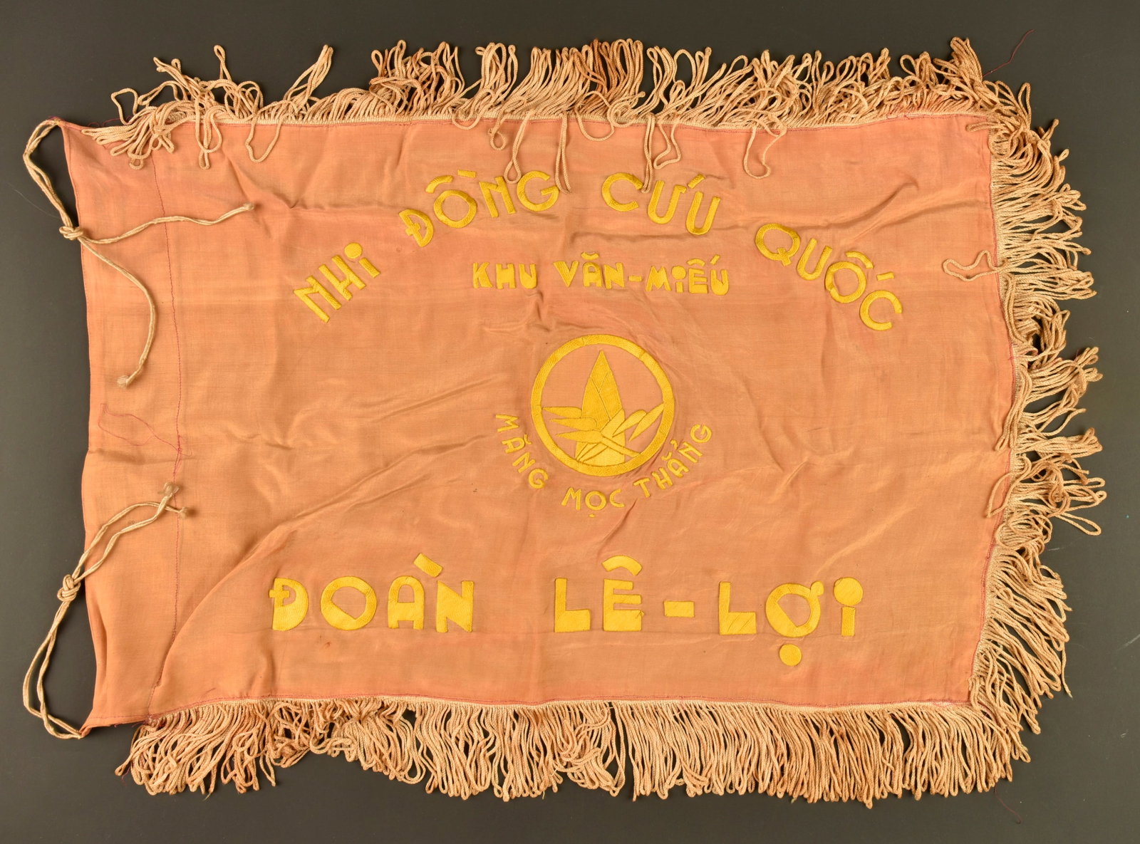 Drapeau jeunes pionniers Vietminh. Flag of the Viet Minh Young Pioneers.: Drapeau jeunes pionniers Vietminh. Confectionne en soie biface, portant sur les deux faces les devises Nhi Dong Cvu Kuoc Doan Le Loi, au centre l embleme des jeunes pionniers representant un epis et p