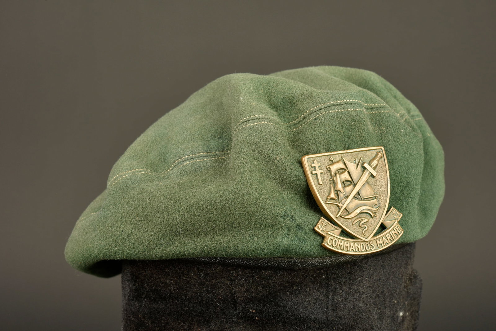 Beret commando marine avec insigne numerote. Commando Marine beret with numbered badge.: Beret commando marine avec insigne numerote. Fabrique en trois parties de laine verte, doublure en coton noir possedant ses coutures en losange. Au fond u beret se trouve l etiquette du tailleur Au Fa