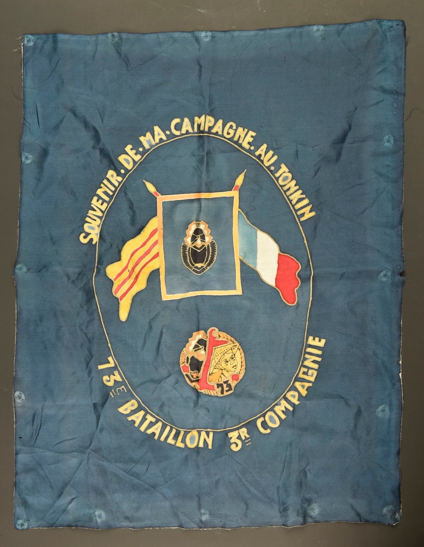 Fanion Souvenir 73ieme Bataillon du Genie EO. Souvenir pennant of the 73rd Engineer Battalion Far: Fanion Souvenir 73ieme Bataillon du Genie EO. Ensemble comprenant 8 prieres du Para dedicacees dont certaines par Odette Rousseau (Une des rares femmes brevetees Parachutiste Militaire en 1951), Joel