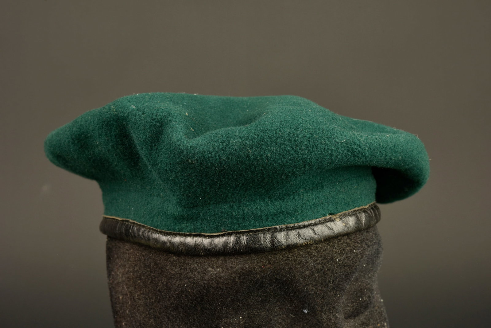 Beret commando marine. Commando Marine beret.: Beret commando marine. Beret vert specifique aux commandos marine, confectionne en une seule piece de laine foulee, doublure en coton noir, pas d œillets d aeration. Coutures presentes sur le pourtou
