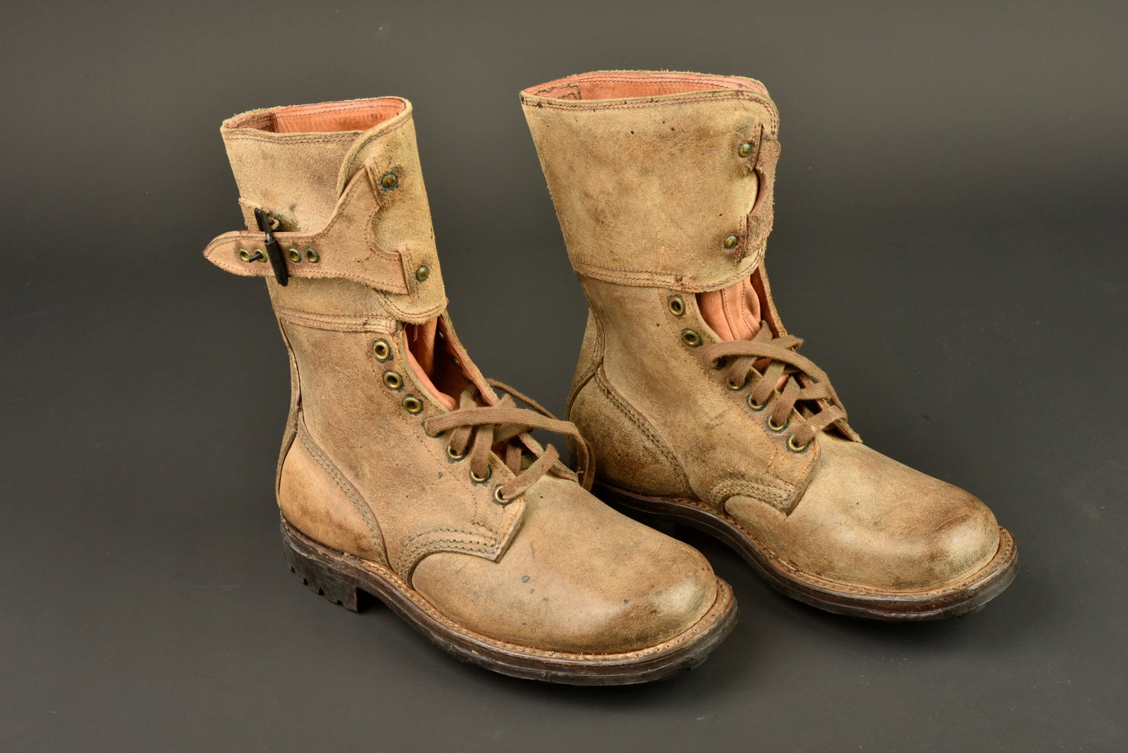 Brodequins a jambieres attenantes 1er type. First pattern ankle boots with integrated gaiters. (1 of 10)