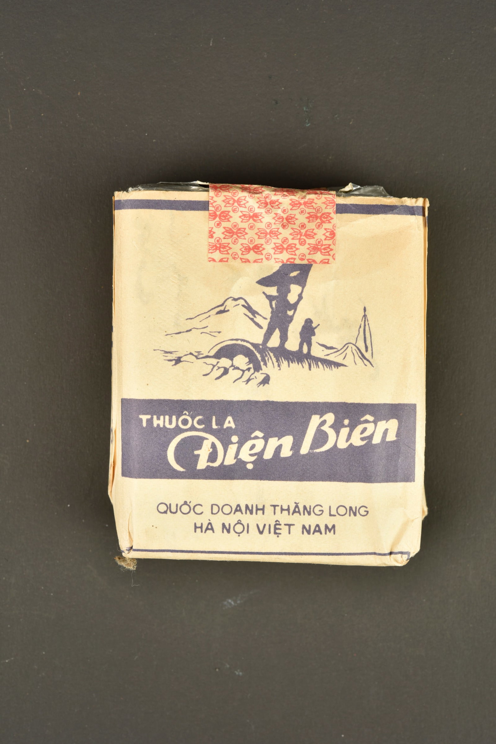 Paquet de cigarettes vietnamien. Vietnamese cigarette pack. (1 of 3)