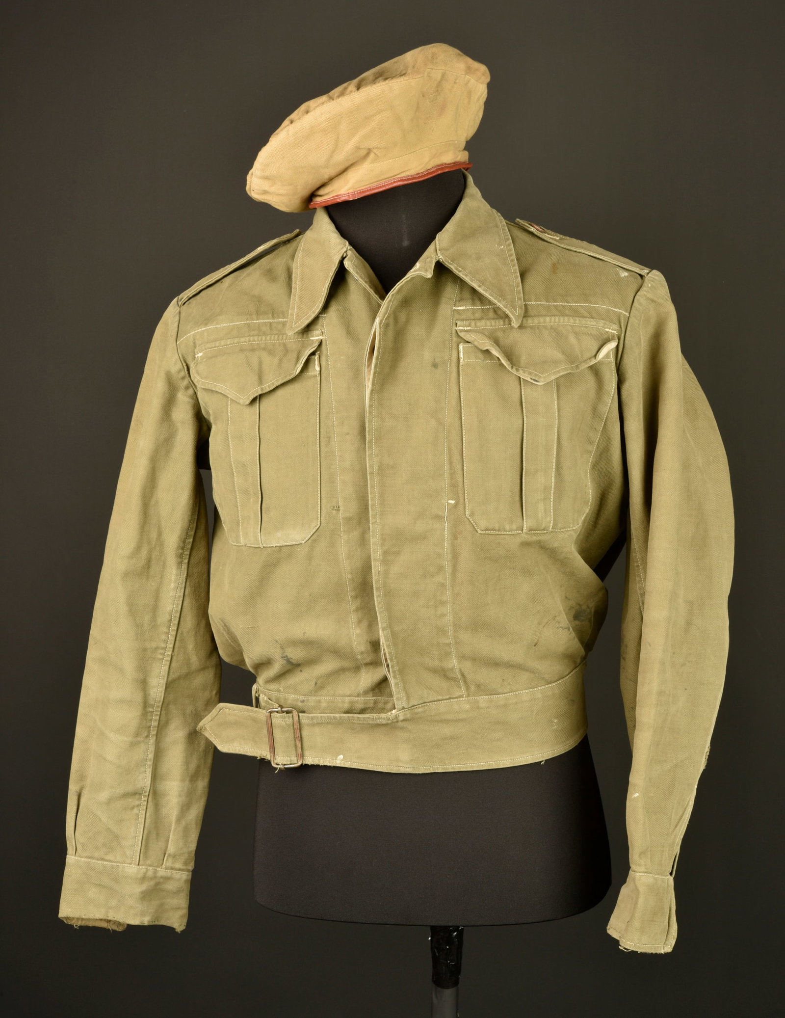 Blouson et beret Indochine. Indochina jacket and beret.: Blouson et beret Indochine. Blouson modele 1944 confectionne en toile de coton kaki, se fermant par six boutons ainsi qu une petite ceinture de toile, doublure de poche portant le marquage de taille