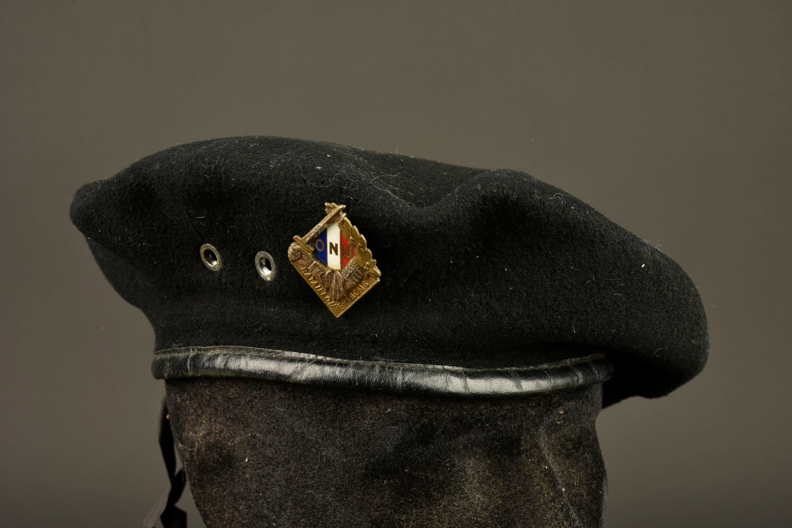 Beret Bataillon de Coree. Korean Battalion beret.: Beret Bataillon de Coree. beret specifique a l’unite du bataillon de Coree, confectionne en laine noire, deux œillets du cote droit. Insigne de l unite en metal emaille, fabrication en deux
