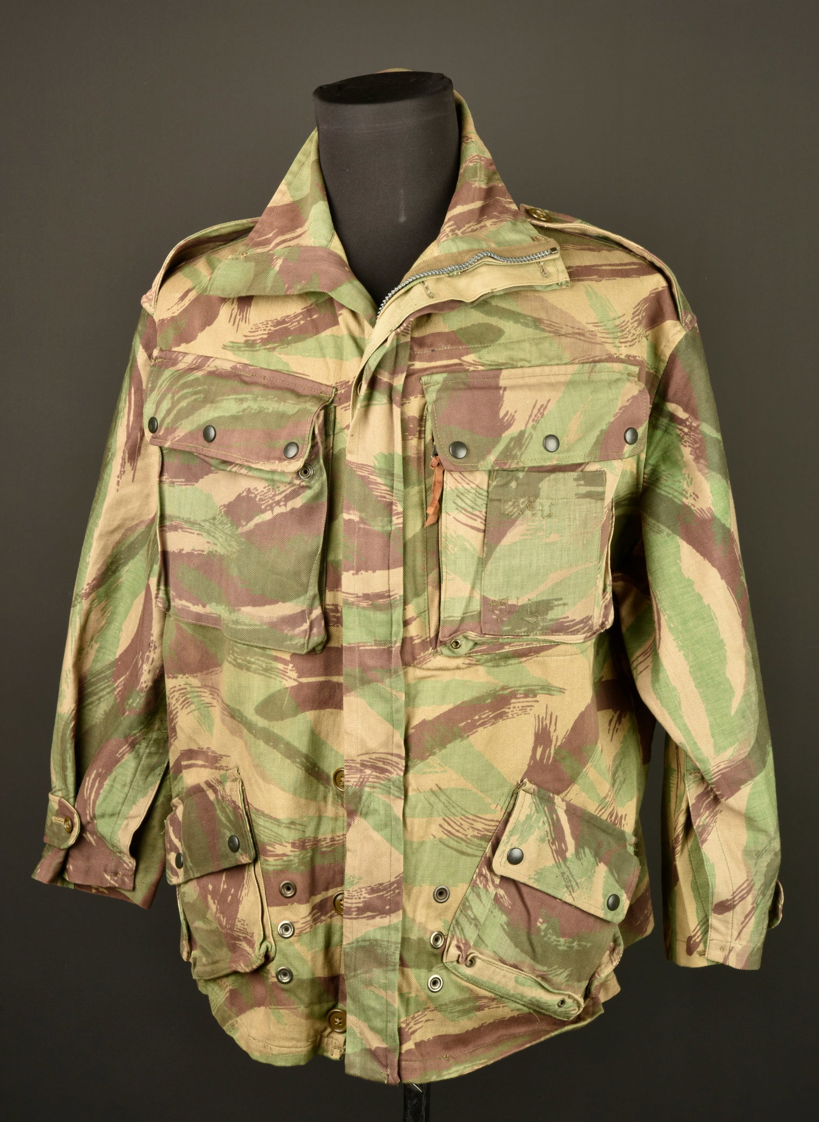 Veste de saut TAP 47.51 camouflee. Camouflaged TAP jump jacket model 47/51. (1 of 7)