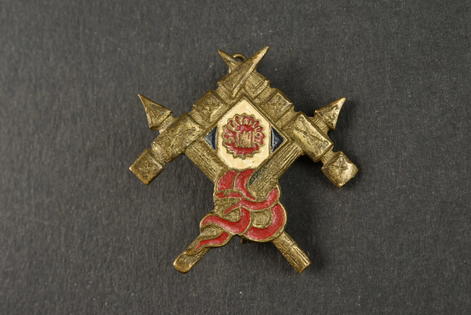 Insigne 3eme bataillon Thai. 3rd Thai Battalion insignia.: Insigne 3eme bataillon Thai. Insigne de fabrication locale en metal peint, fabrication par surmoulage d un insigne Drago Metra, epingle soude par un seul bolero. 3rd Thai Battalion insignia. Locally m