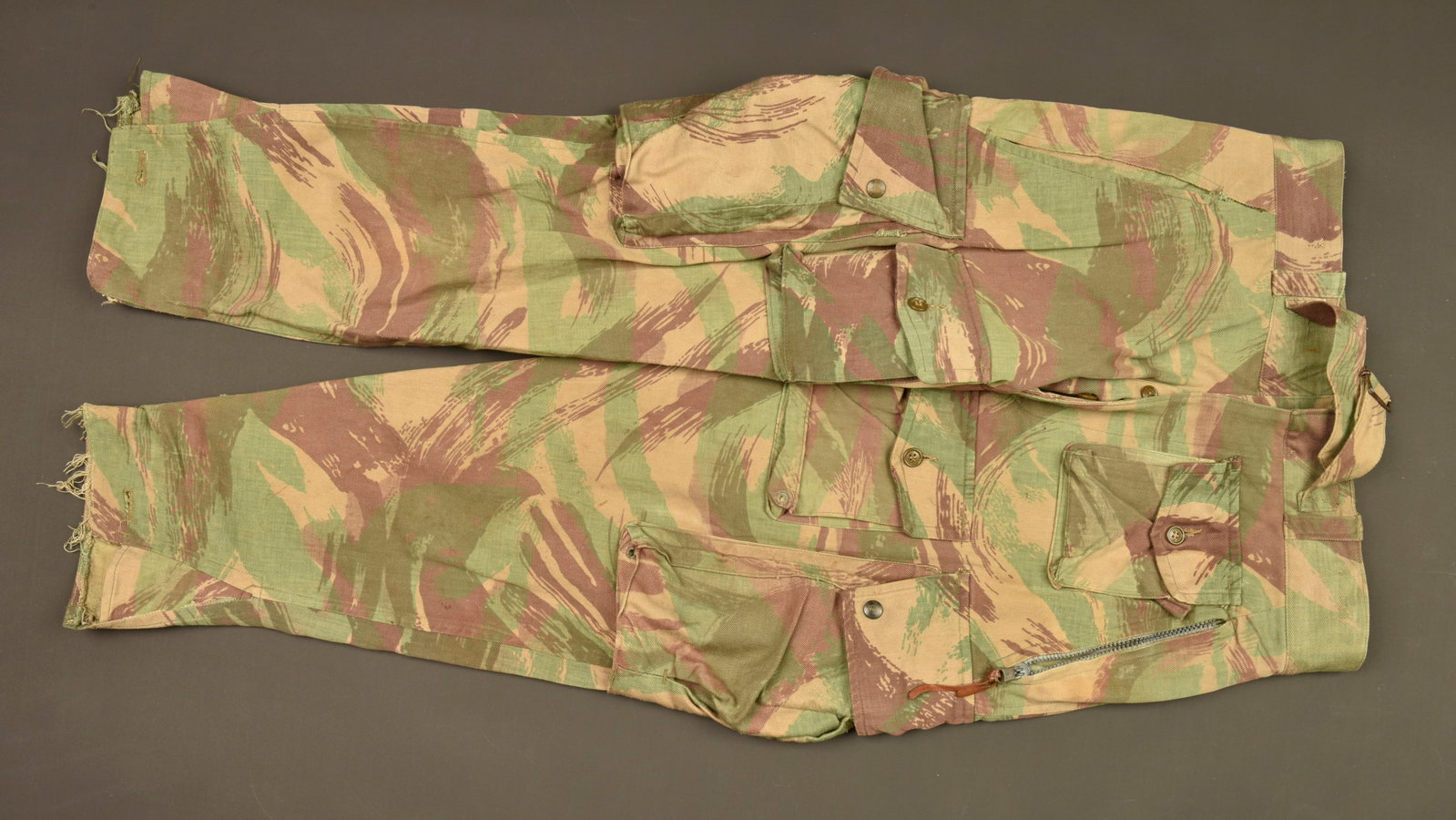 Pantalon de saut TAP 47.51 camoufle. Camouflaged TAP jump trousers model 47/51. (1 of 7)