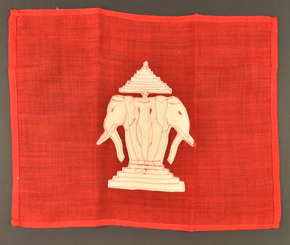 Drapeau Laos instructeur parachutiste. Laos flag of a parachute instructor.: Drapeau Laos instructeur parachutiste. Drapeau laotien biface cree a partir de 1952, confectionne en fin coton tisse rouge, elephant tricephale sur cinq marches et surmonte d un parasol blanc