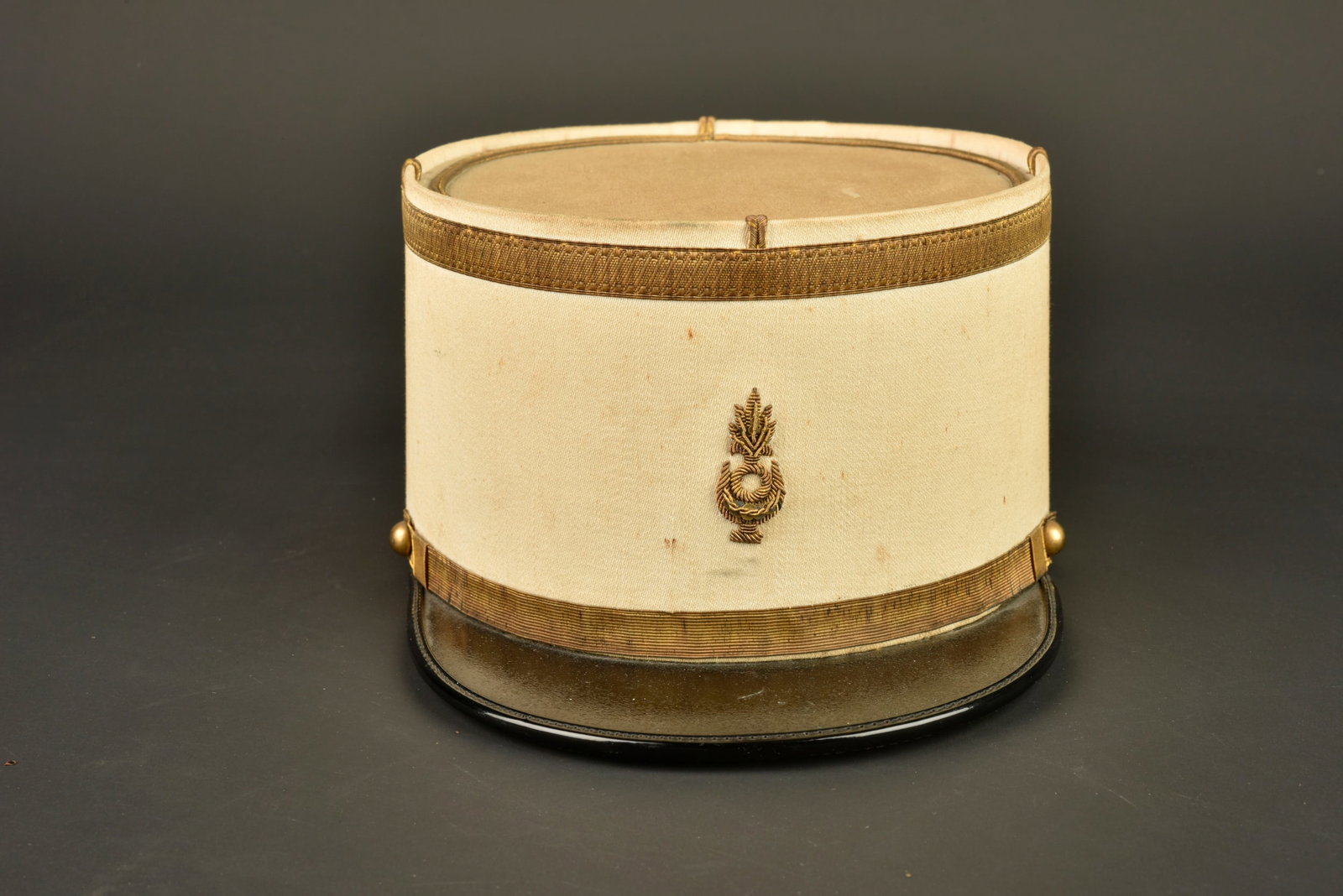 Kepi musicien Legion. Legion musician kepi.: Kepi musicien Legion. Kepi d un musicien de la Legion Etrangere, carcasse en celluloide recouverte d un fil drap blanc. A l avant est brodee une lyre possedant en son centre la grenade a sept flammes