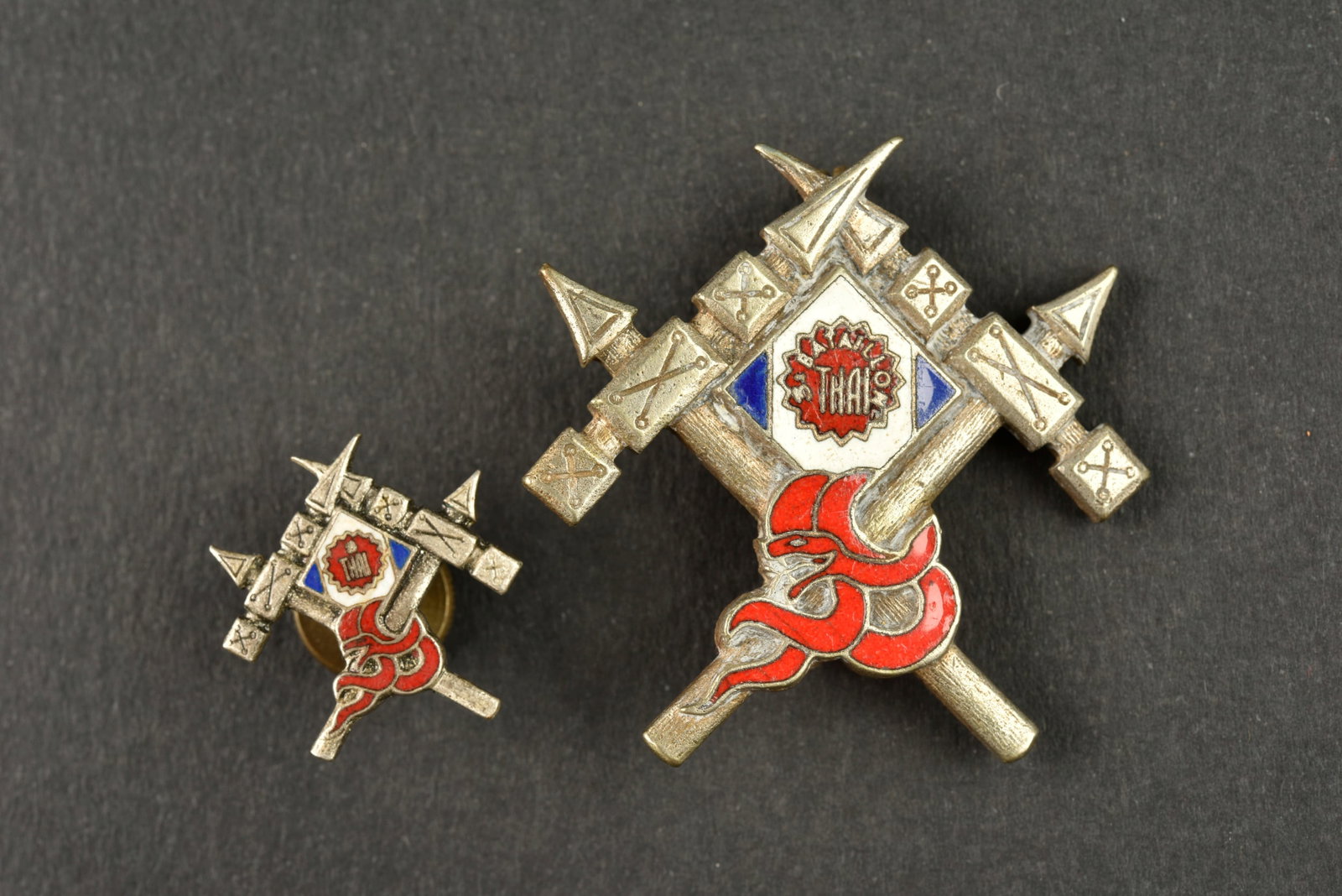 Ensemble d insignes bataillons Thai. Grouping of Thai Battalion insignia.: Ensemble d insignes bataillons Thai. Comprenant un insigne en metal emaille du 3eme bataillon Thai de fabrication Drago Paris Nice Olivier Metra, un seul bolero. La reduction du meme insigne de