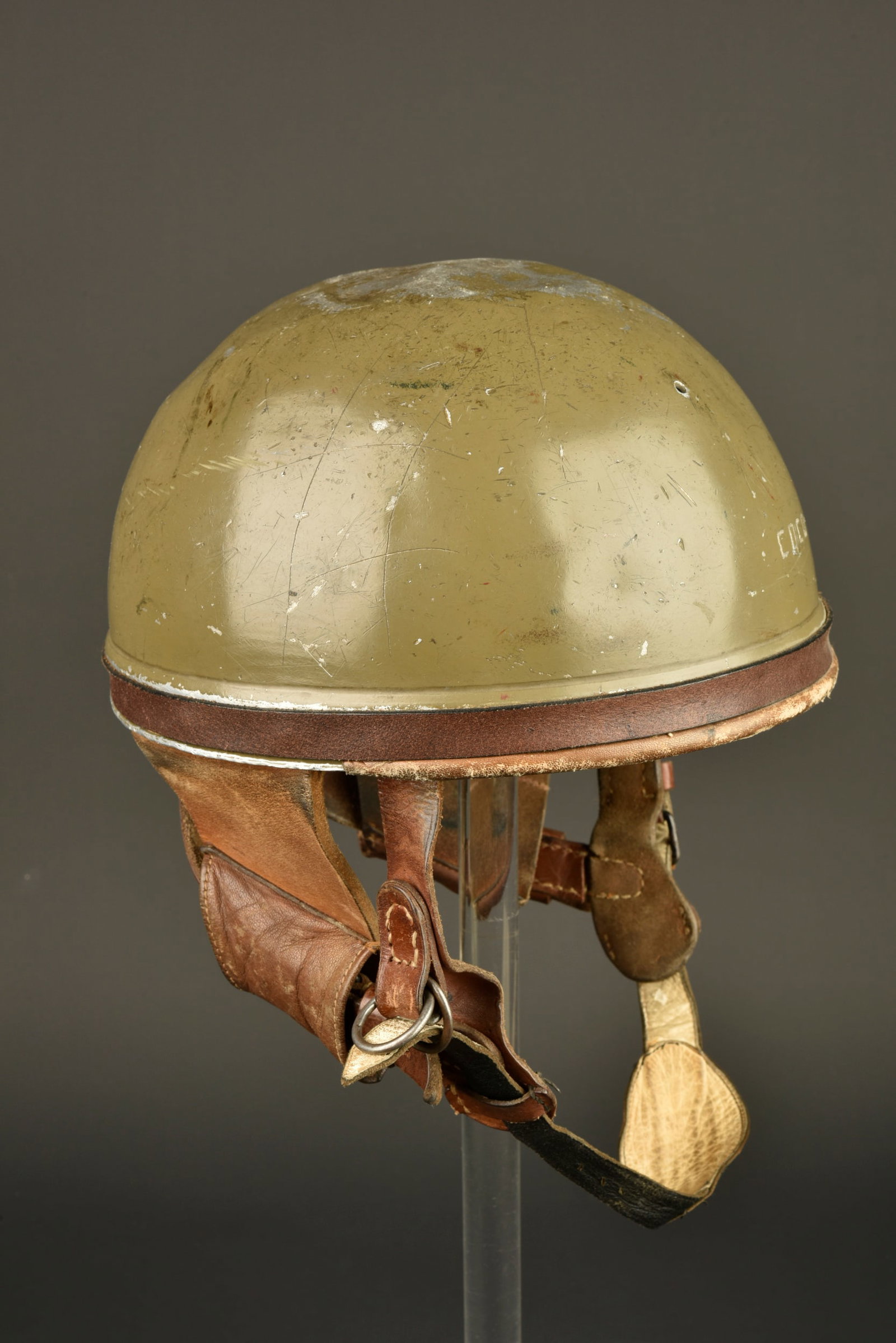 Casque d entrainement TAP modele 1945. TAP training helmet model 1945.: Casque d entrainement TAP modele 1945. Troisieme version, bombe en aluminium peinte en kaki, plusieurs bosses sur le dessus. Grave a l avant Coco, fin bourrele de cuir circulaire, bas volets du 3eme