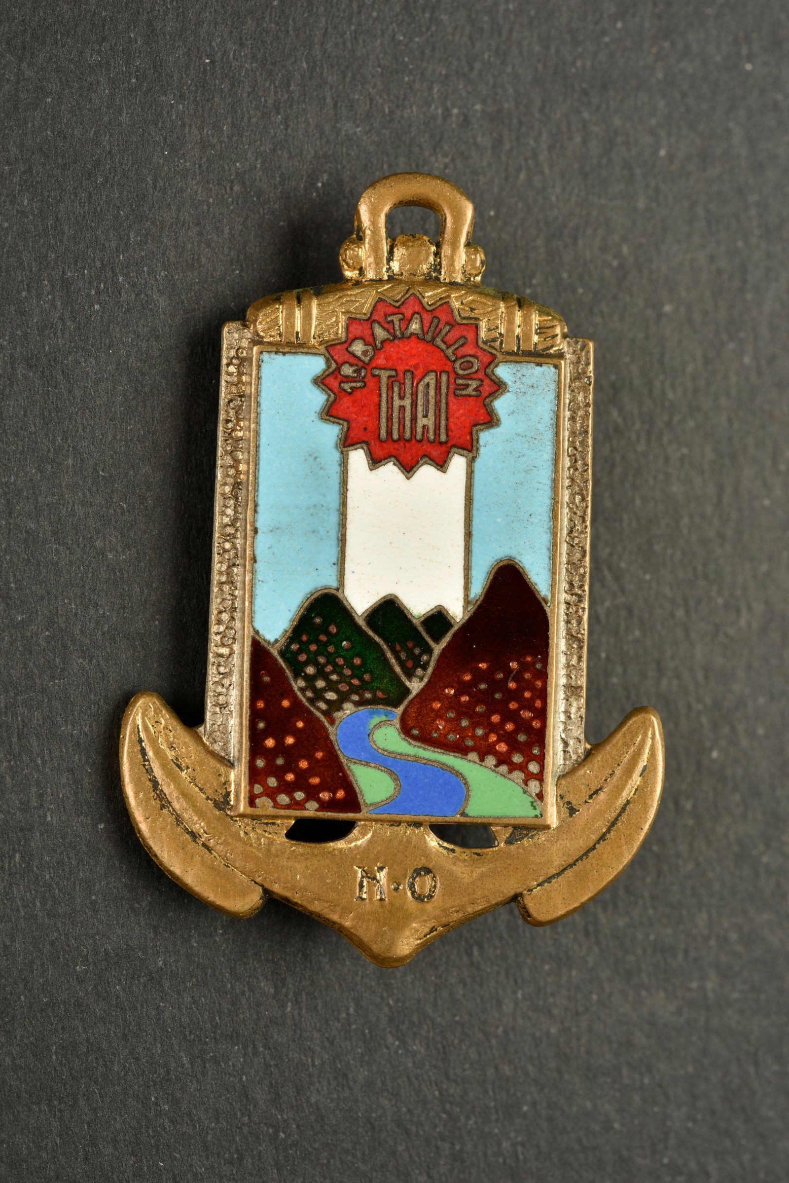 Insigne du 1er bataillon Thai. 1st Thai Battalion insignia.: Insigne du 1er bataillon Thai. En metal emaille, dos argente de fabrication Drago Paris Nice, 43 rue Olivier Metra, un seul bolero. 1st Thai Battalion insignia. Enameled metal badge with silvered