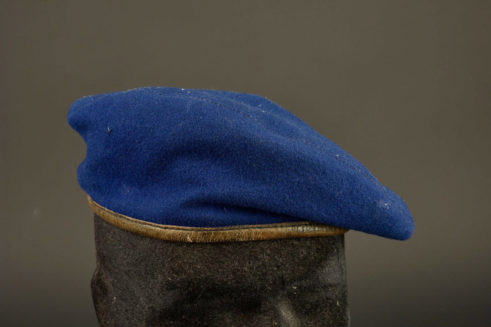 Beret para metro trois parties. Three-piece metropolitan paratrooper beret.: Beret para metro trois parties. Confectionne en drap bleu roy en trois parties, doublure en coton noir quadrille en losange portant le tampon du fabricant Huard et la taille 58. Œillets en partie en