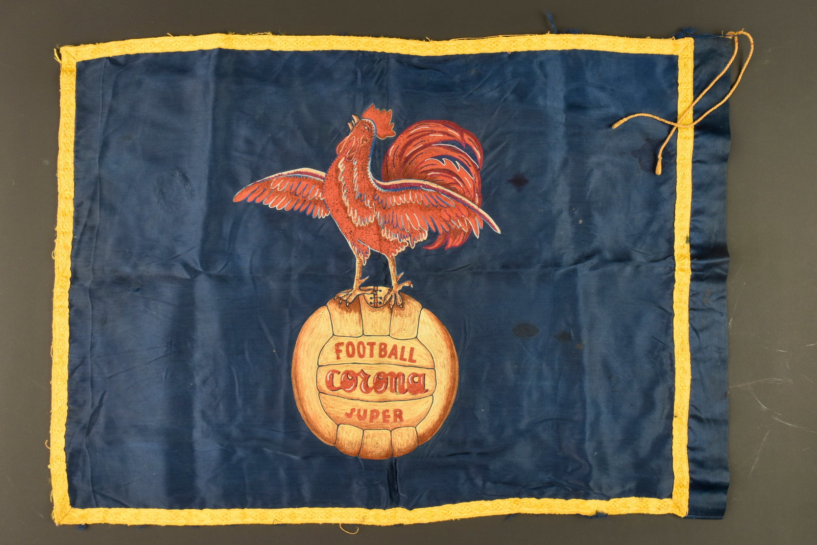 Fanion du Club de Football de Phúc Yen. Pennant of the Phúc Yen Football Club.: Fanion du Club de Football de Phúc Yen. anion de l equipe de Football de Phúc Yen (Nord d Hanoi) offert a l officier Gesnestout (chef de corps du 1ier RCP en 1961) durant son sejour en Indochine.