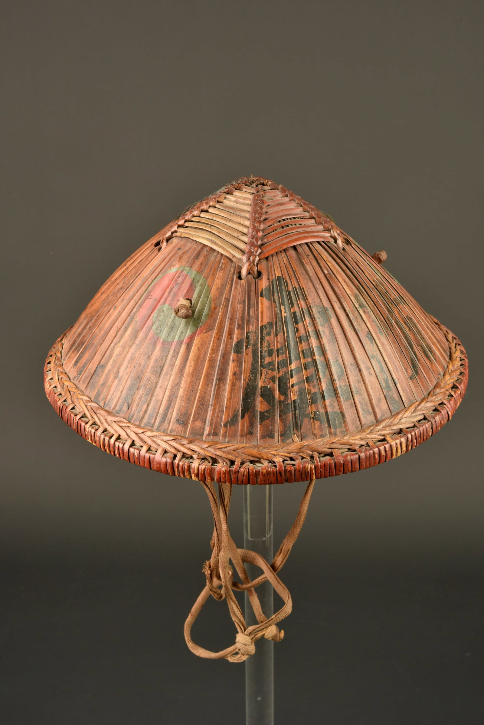 Salacco indochinois. Indochinese salacco helmet.: Salacco indochinois. Fabrique en lamelles de latanier, decors polychromes representant le symbole Yin Yang a trois reprises, deux ideogrammes presents. Cette coiffe date de la dynastie Quing. Systeme