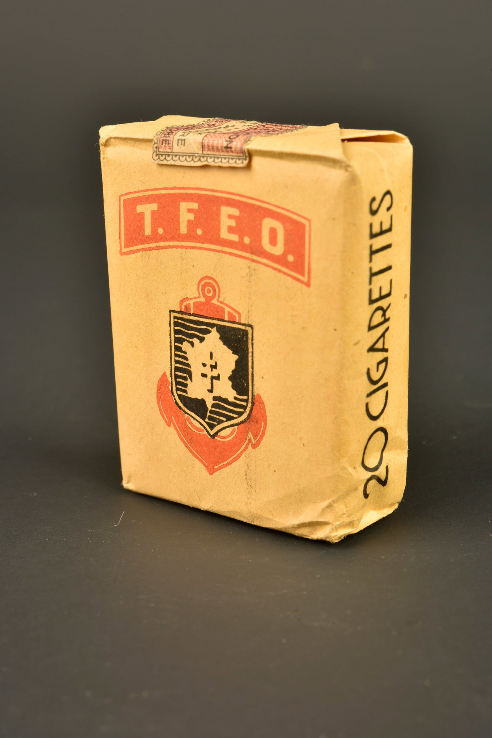 Paquet de cigarettes TFEO. TFEO cigarette pack.: Paquet de cigarettes TFEO. Peu courant paquet non ouvert de 20 cigarettes distribues aux troupes francaises en Extreme Orient. La face avant du paquet porte l insigne du CEFEO, la face arriere porte