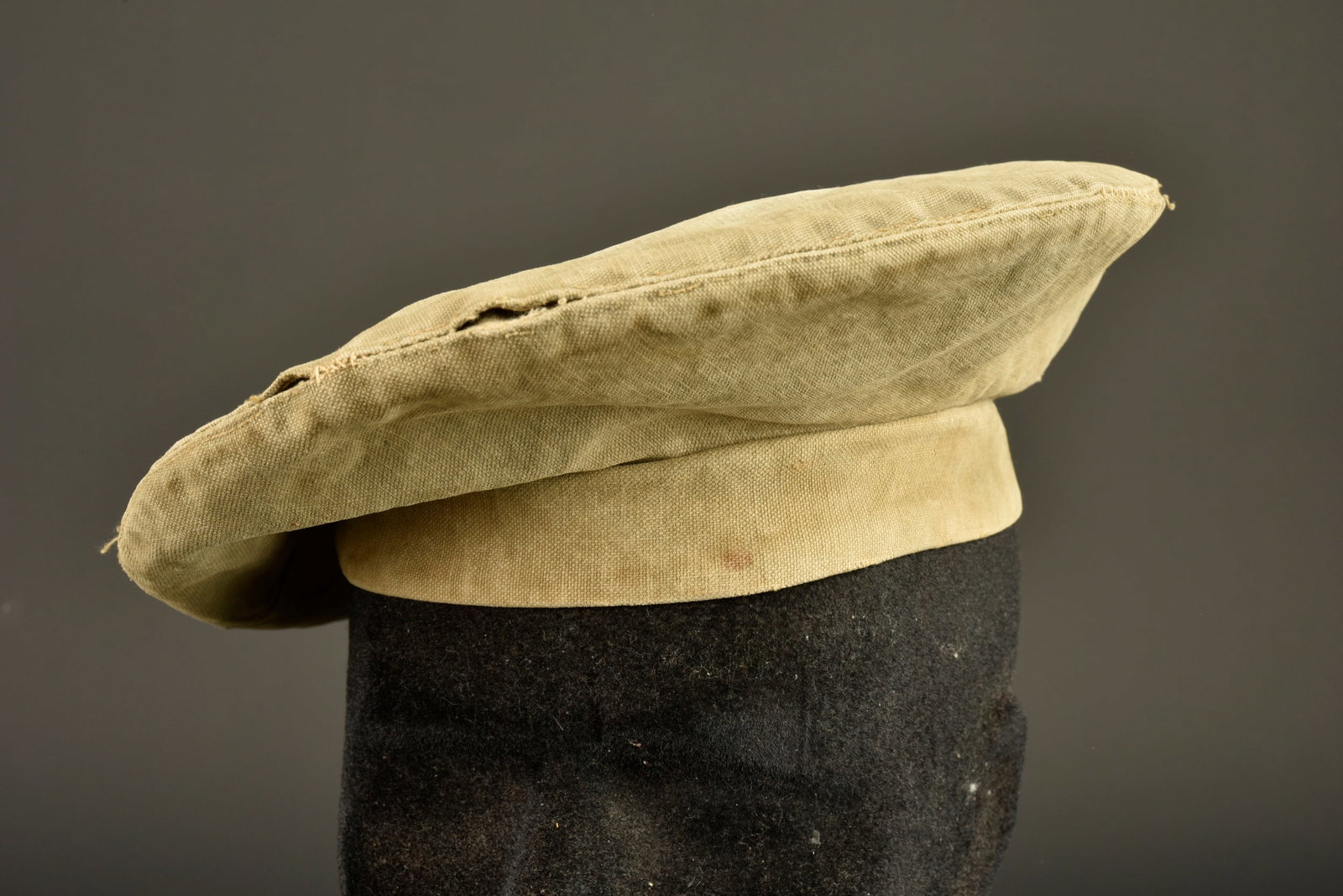 Beret Gurkha. Gurkha beret.: Beret Gurkha. Fabrication Commonwealth confectionne en quatre parties de toile de coton kaki, quatre œillets d aeration en laiton. Doublure en coton ecru portant le marquage de taille 7 1/4 ainsi que