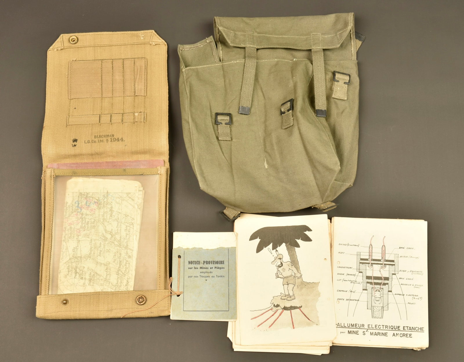 Ensemble equipements Indochine. Grouping of Indochina equipment.: Ensemble equipements Indochine. Comprenant un porte cartes britanniques ayant appartenu au lieutenant Primaux du 17eme BGAP, marquage fabricant Blackman 1944, une pression absente. Une musette de fabr