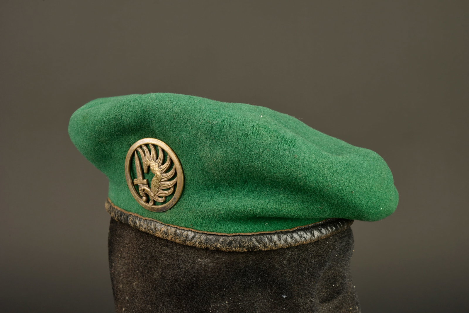 Beret TAP Legion. Legion TAP beret.: Beret TAP Legion. Beret modele 1952 foule en une seule piece de drap vert, doublure en coton noir portant les marquages fabricants et cachet Armee illisibles, on distingue seulement la taille 56,